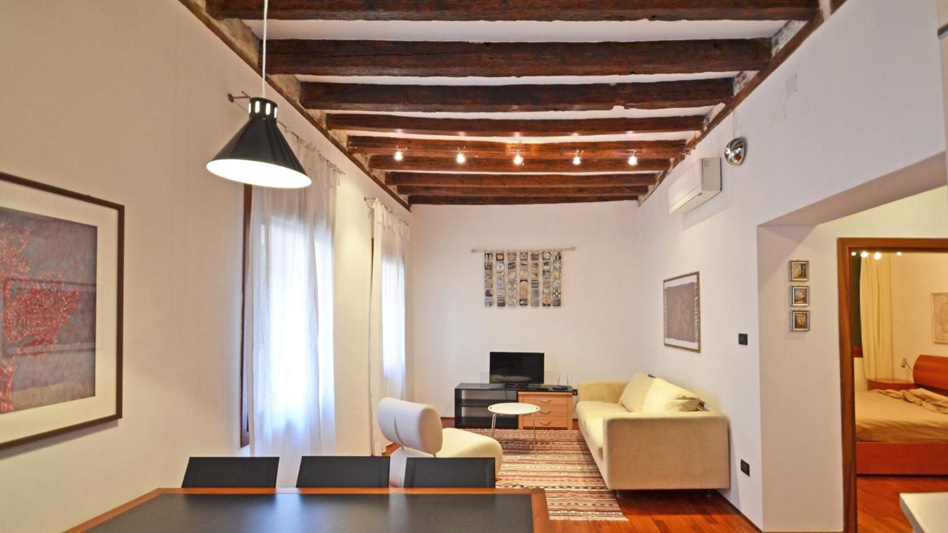 One-Bedroom Apartment photo 1