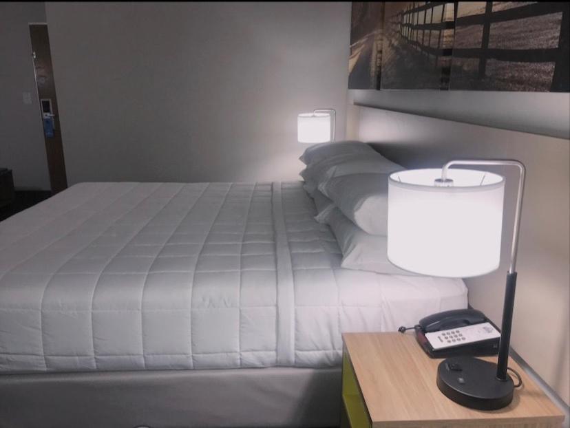 King Room - Non-Smoking - Photo 2