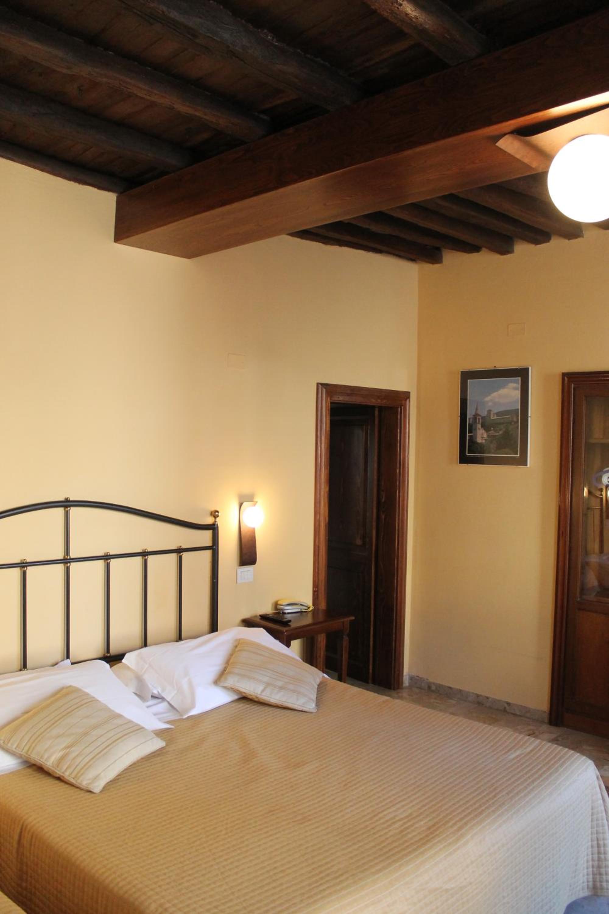 Deluxe Double Room (2 Adults + 1 Child) - Photo 8