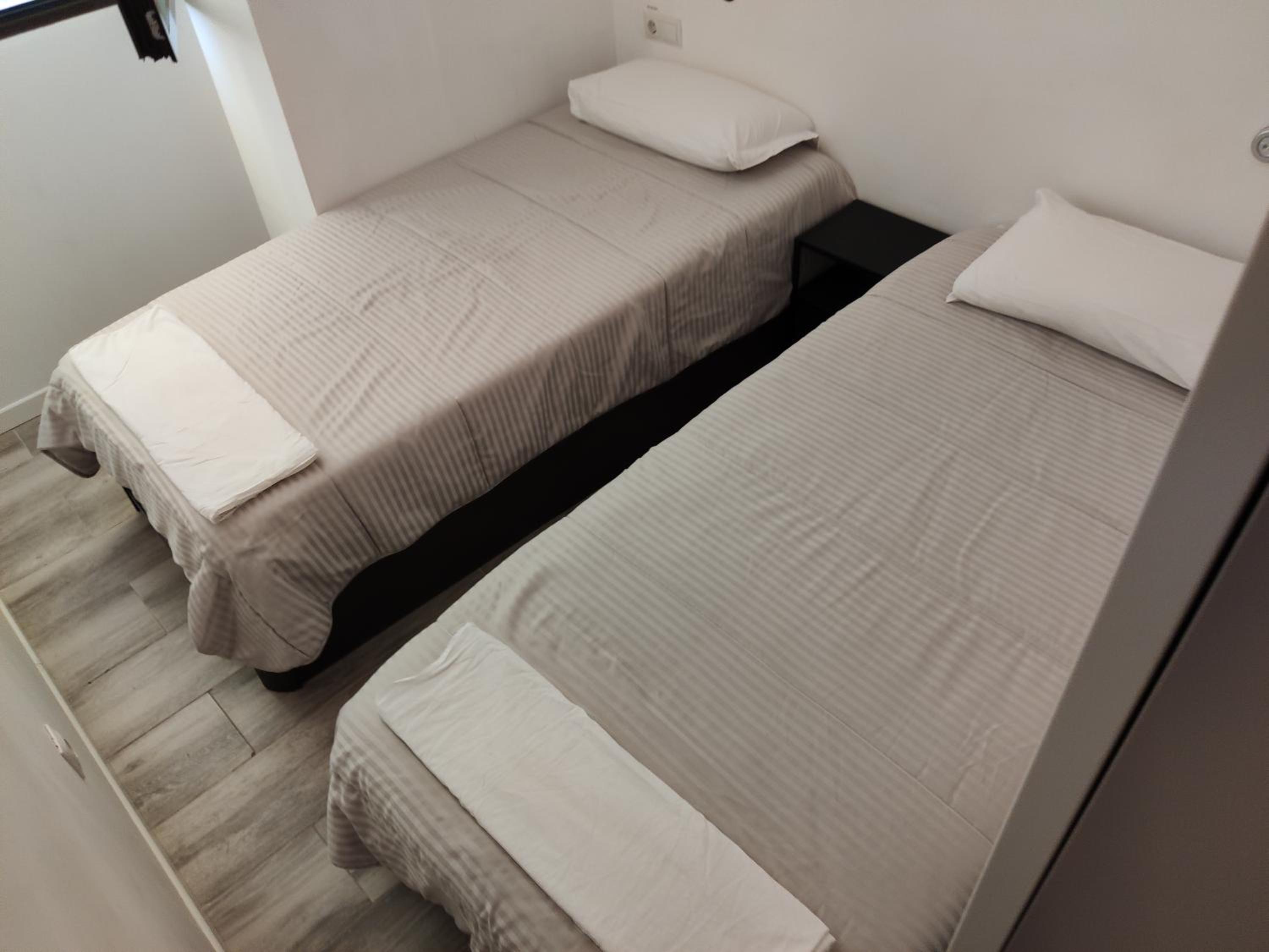Twin Room with Private Bathroom - Photo 2