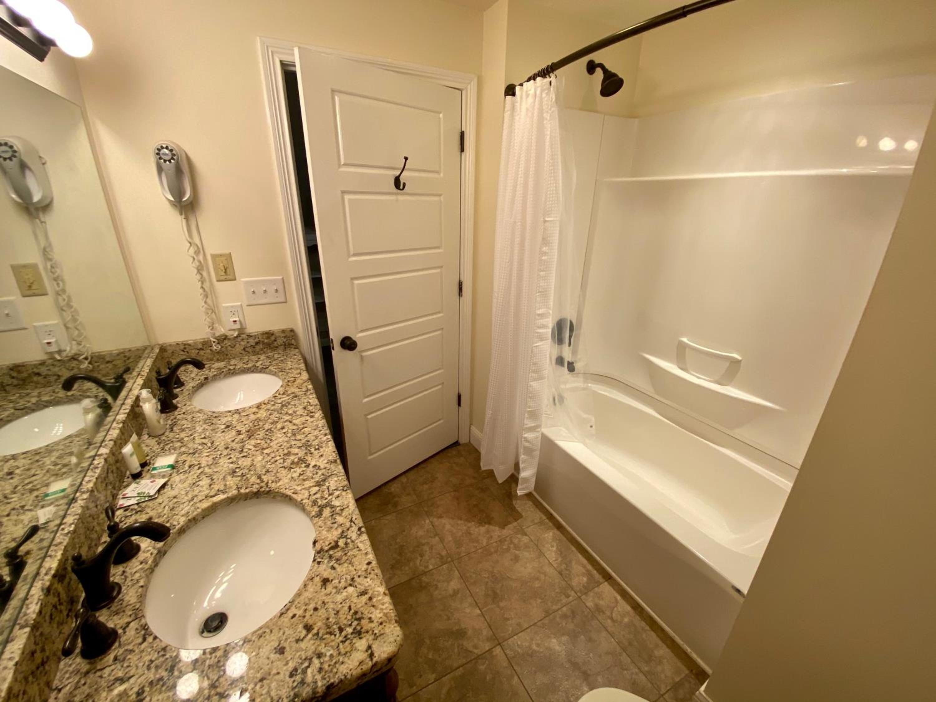 Deluxe Queen Room with Two Queen Beds - Pet Friendly - Photo 8