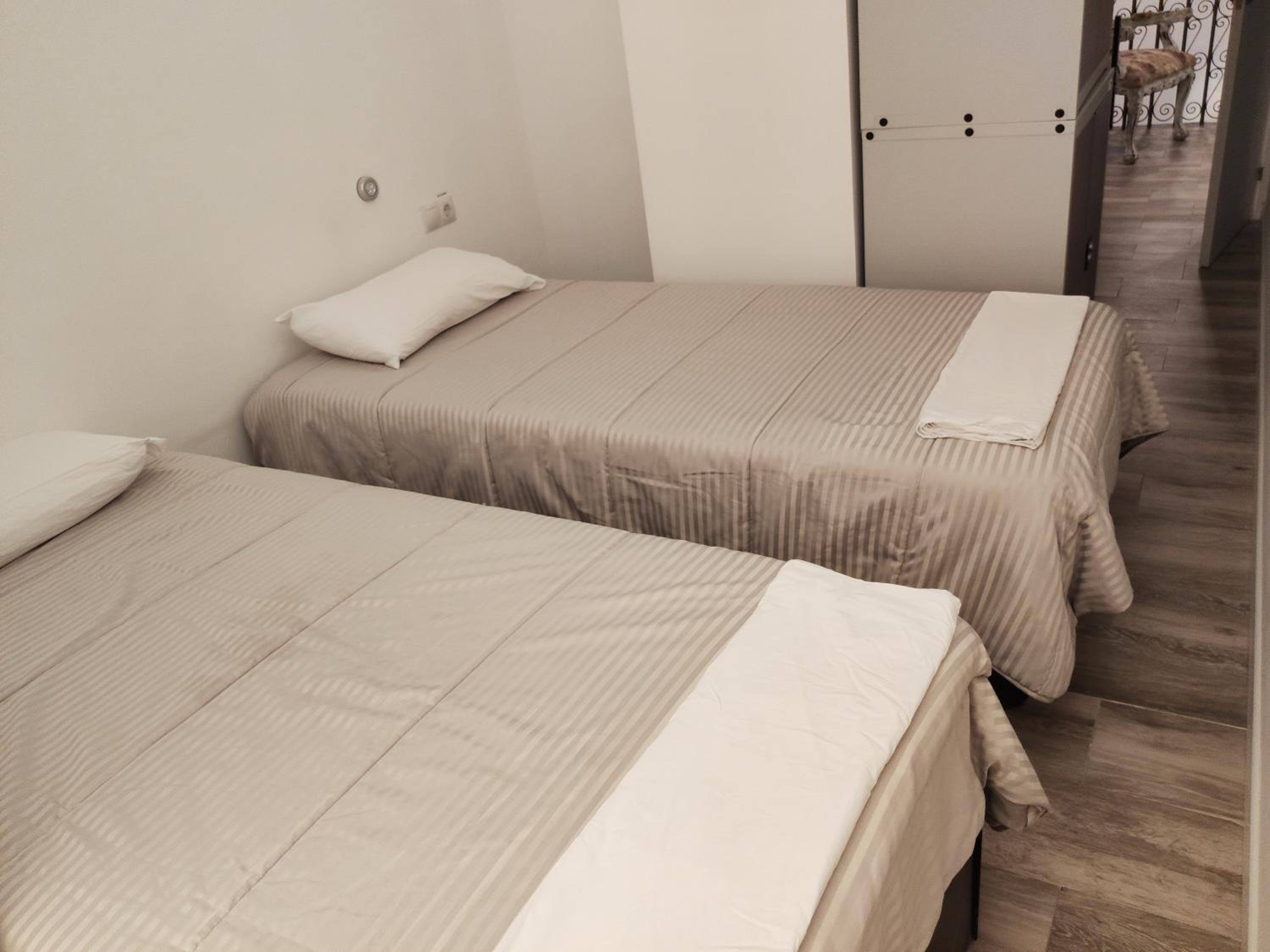 Twin Room with Private Bathroom - Photo 1