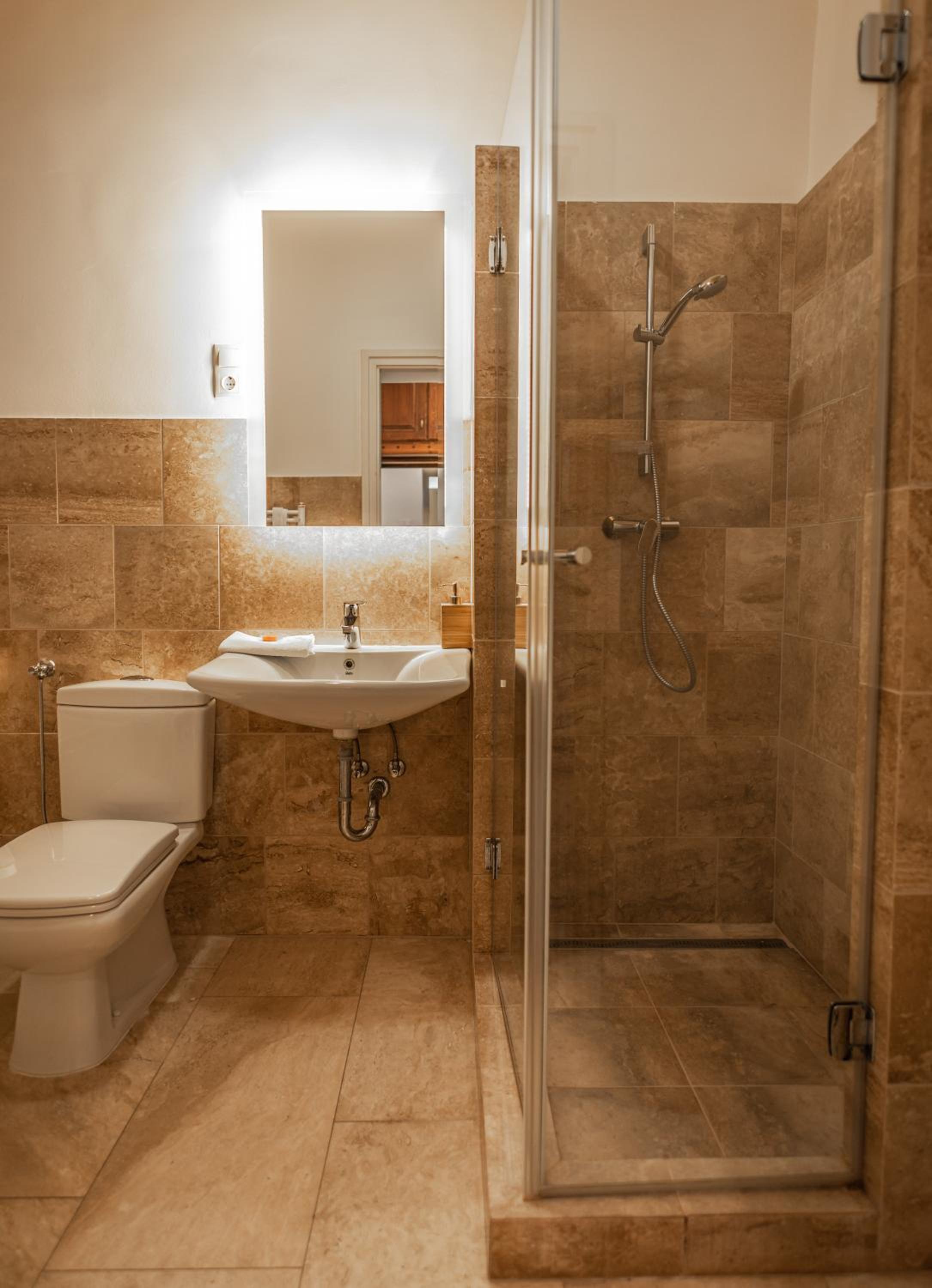 Double Room with Private Bathroom - Photo 3