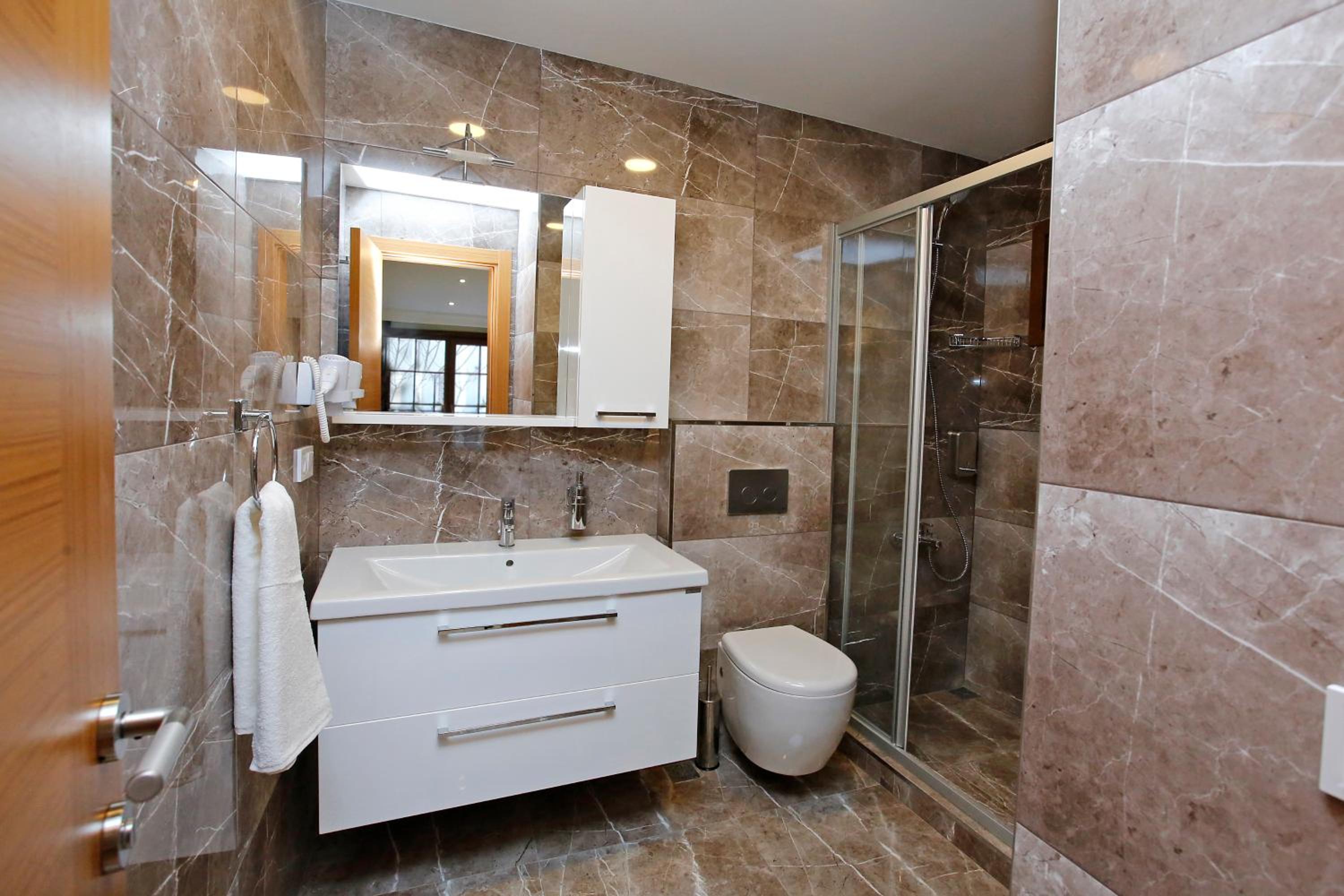 Deluxe Suite with Balcony photo 2