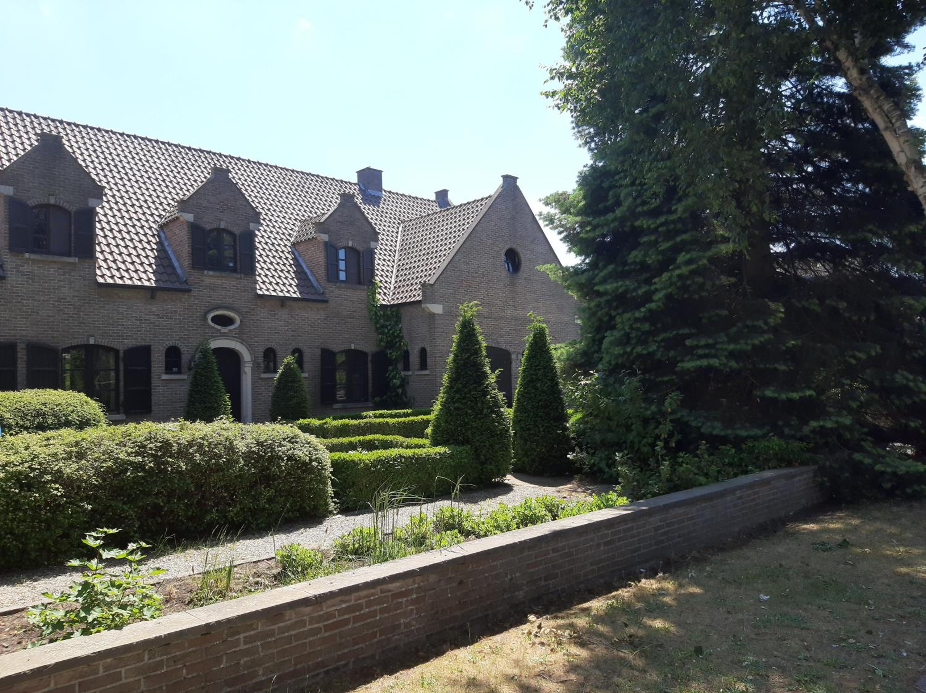 Five-Bedroom House photo 2