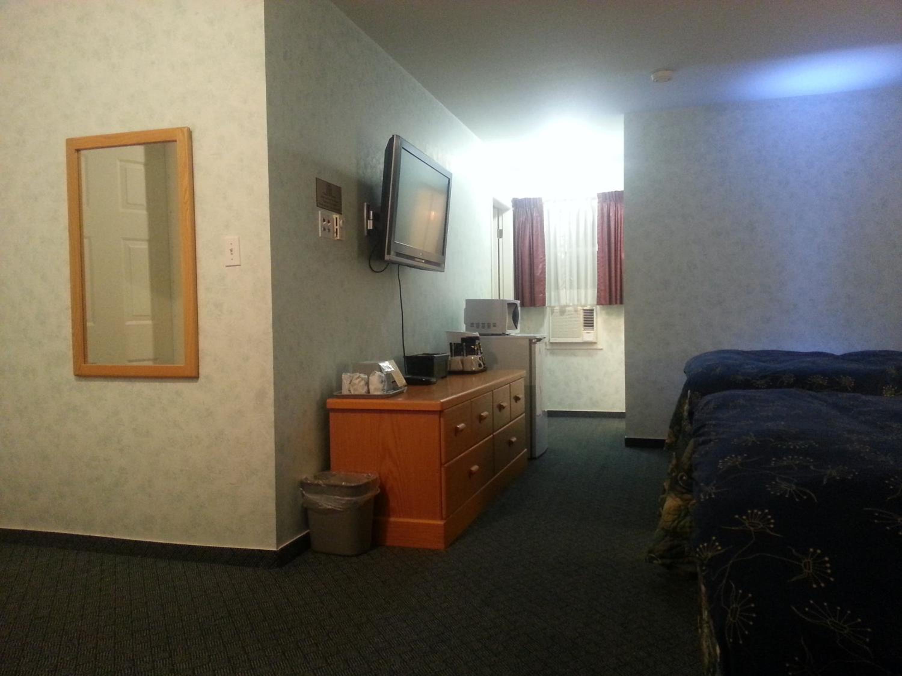Queen Room with Two Queen Beds photo 3