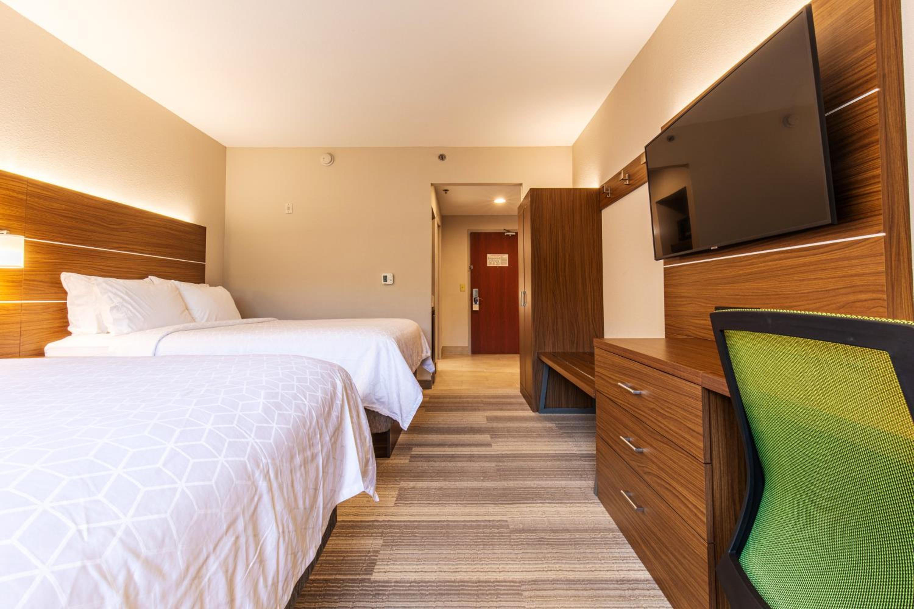 Standard Room with Two Queen Beds - Photo 3