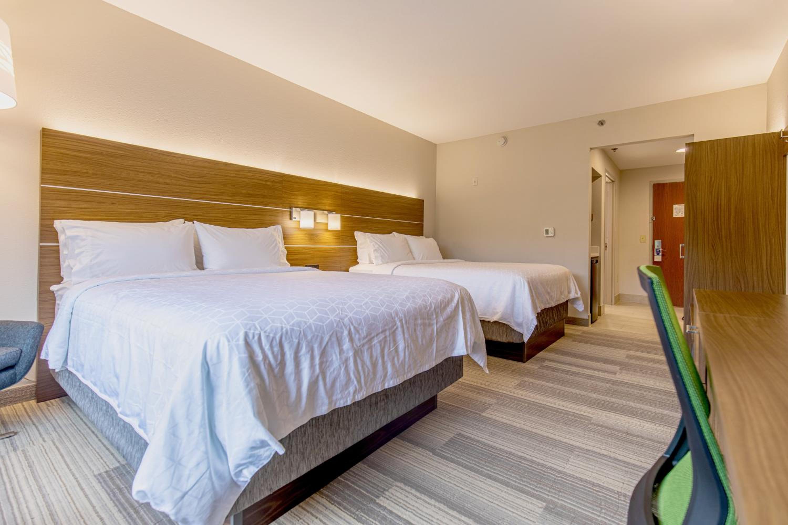 Standard Room with Two Queen Beds - Photo 4