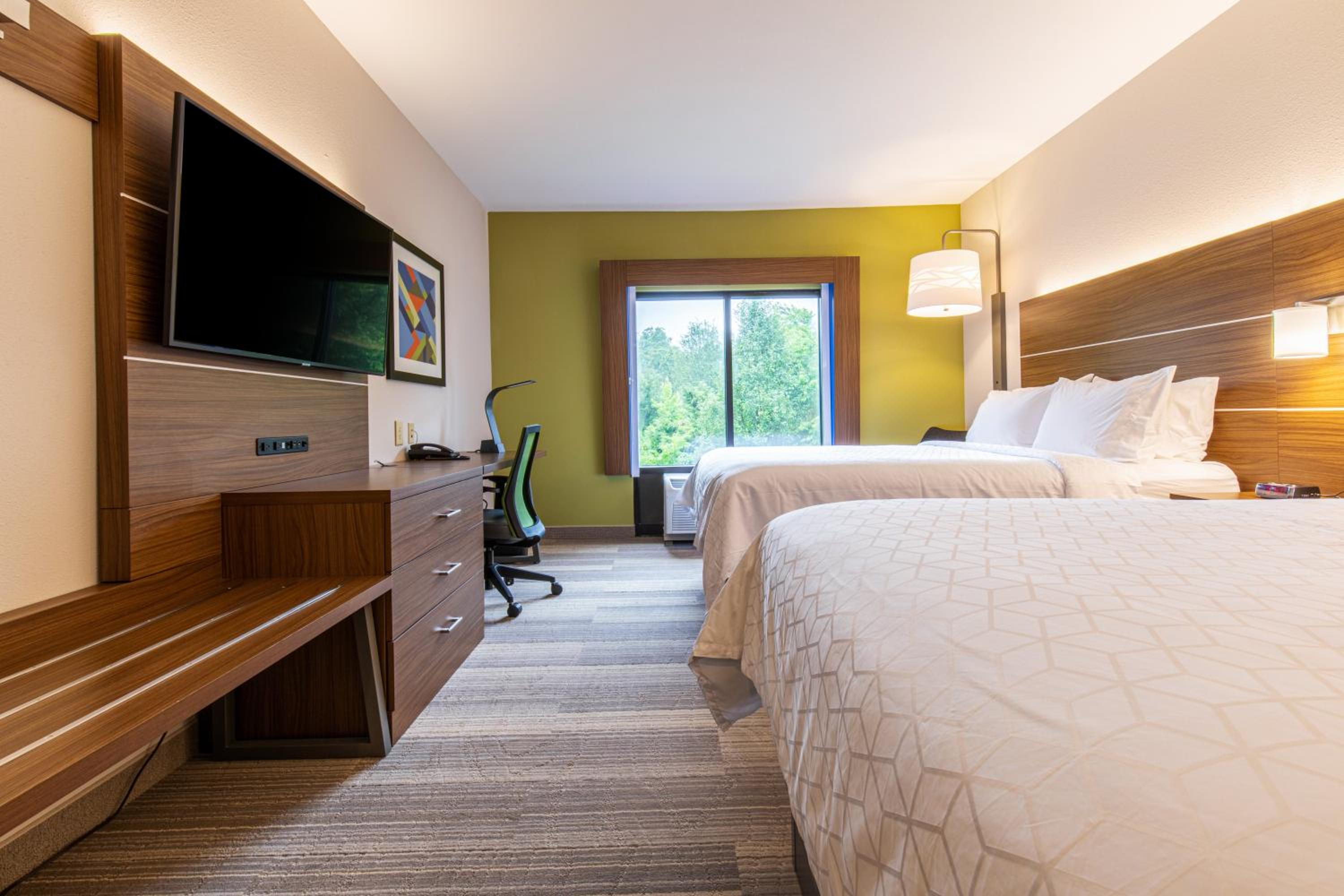 Standard Room with Two Queen Beds - Photo 6
