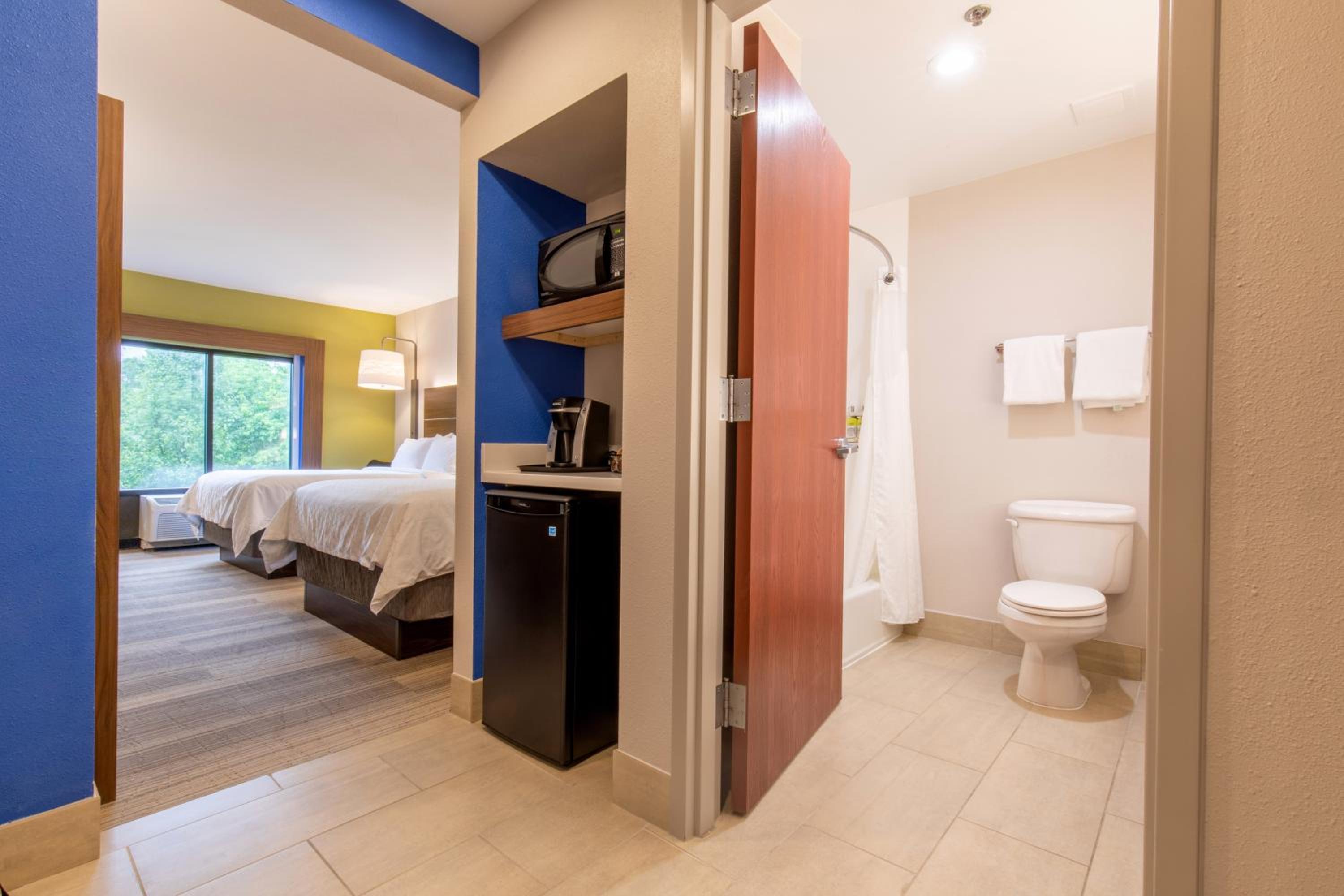 Standard Room with Two Queen Beds - Photo 1