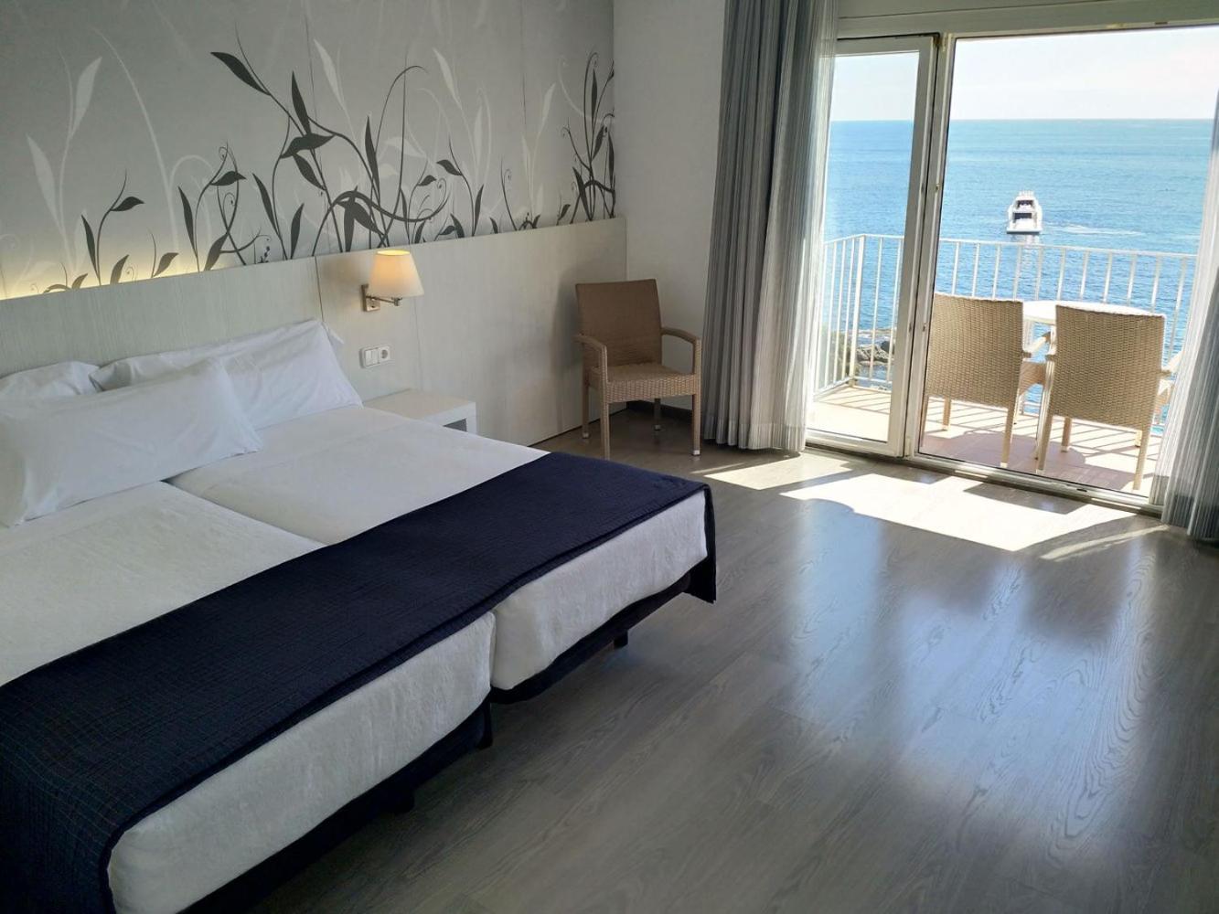 Double or Twin Room with Sea View photo 2