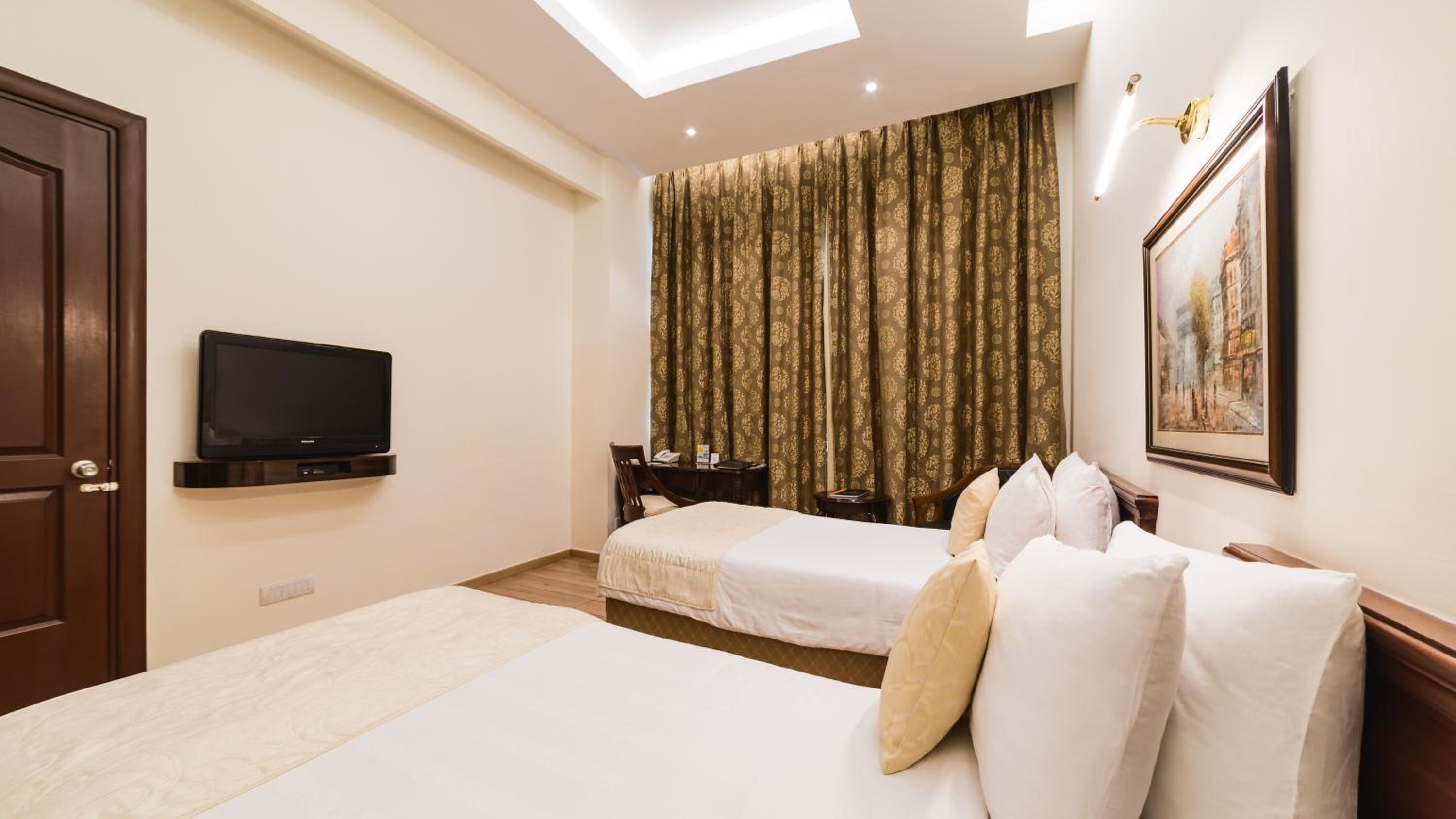 Deluxe Twin Room With  City View - Photo 3