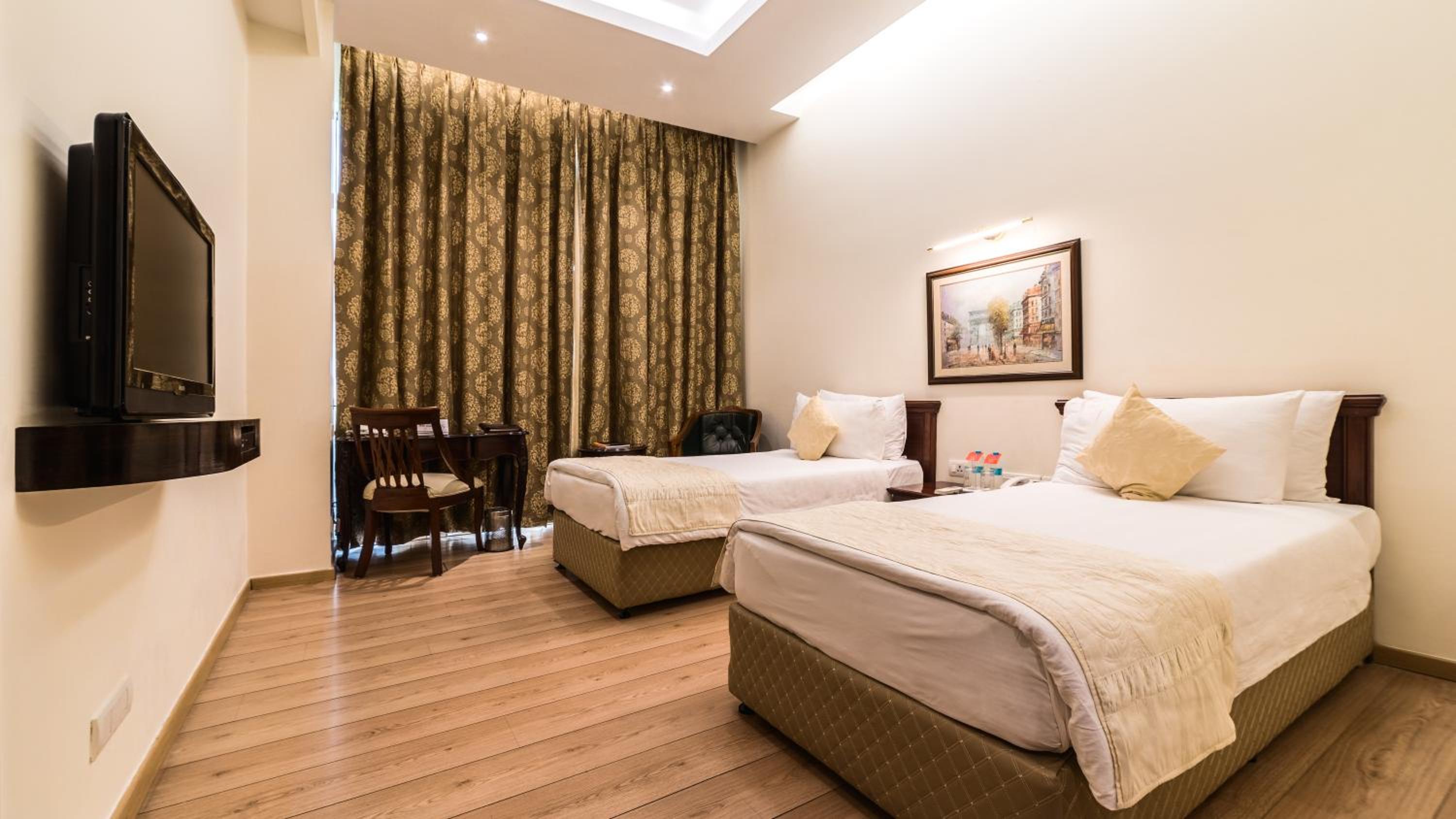 Deluxe Twin Room With  City View - Photo 5