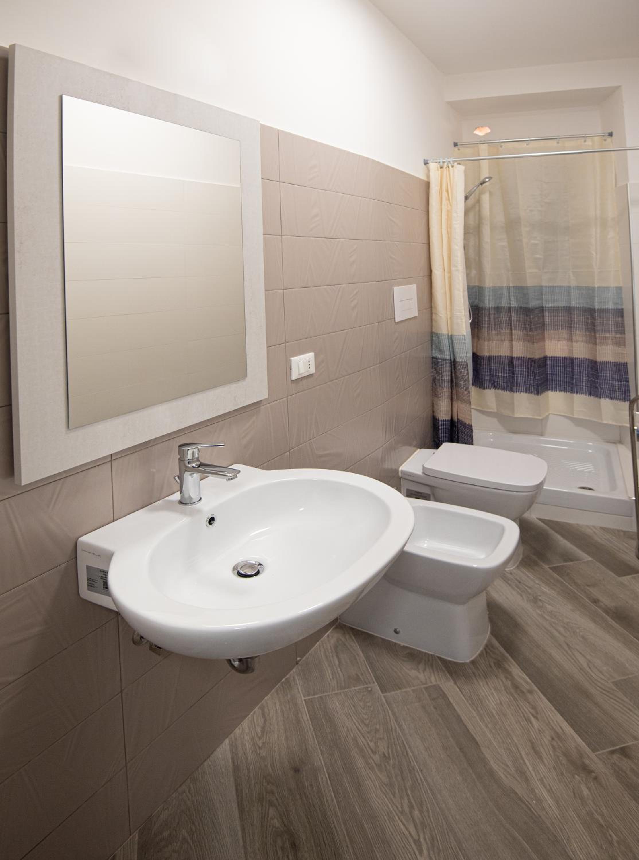 Large Double Room - Photo 4