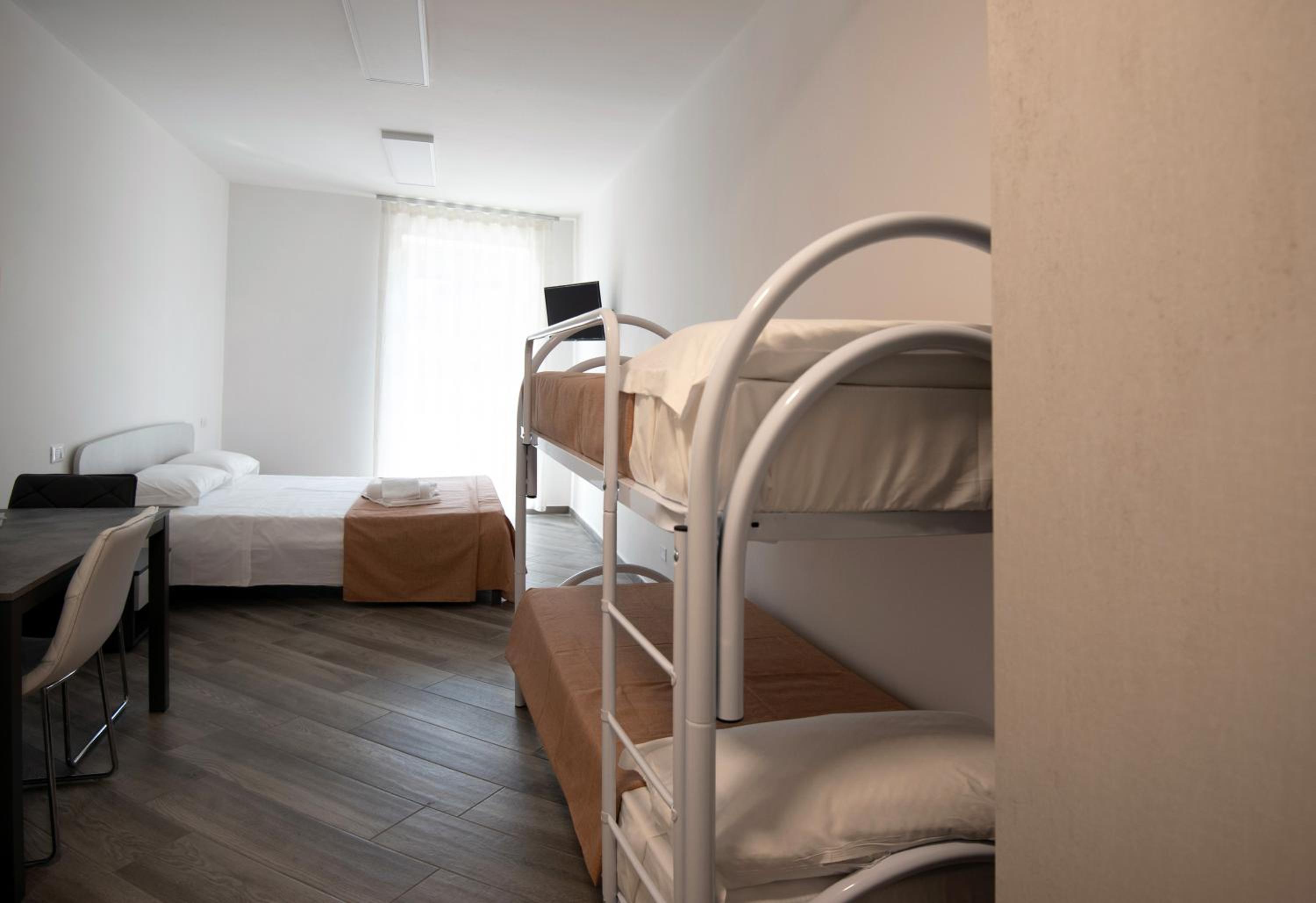 Large Double Room - Photo 2