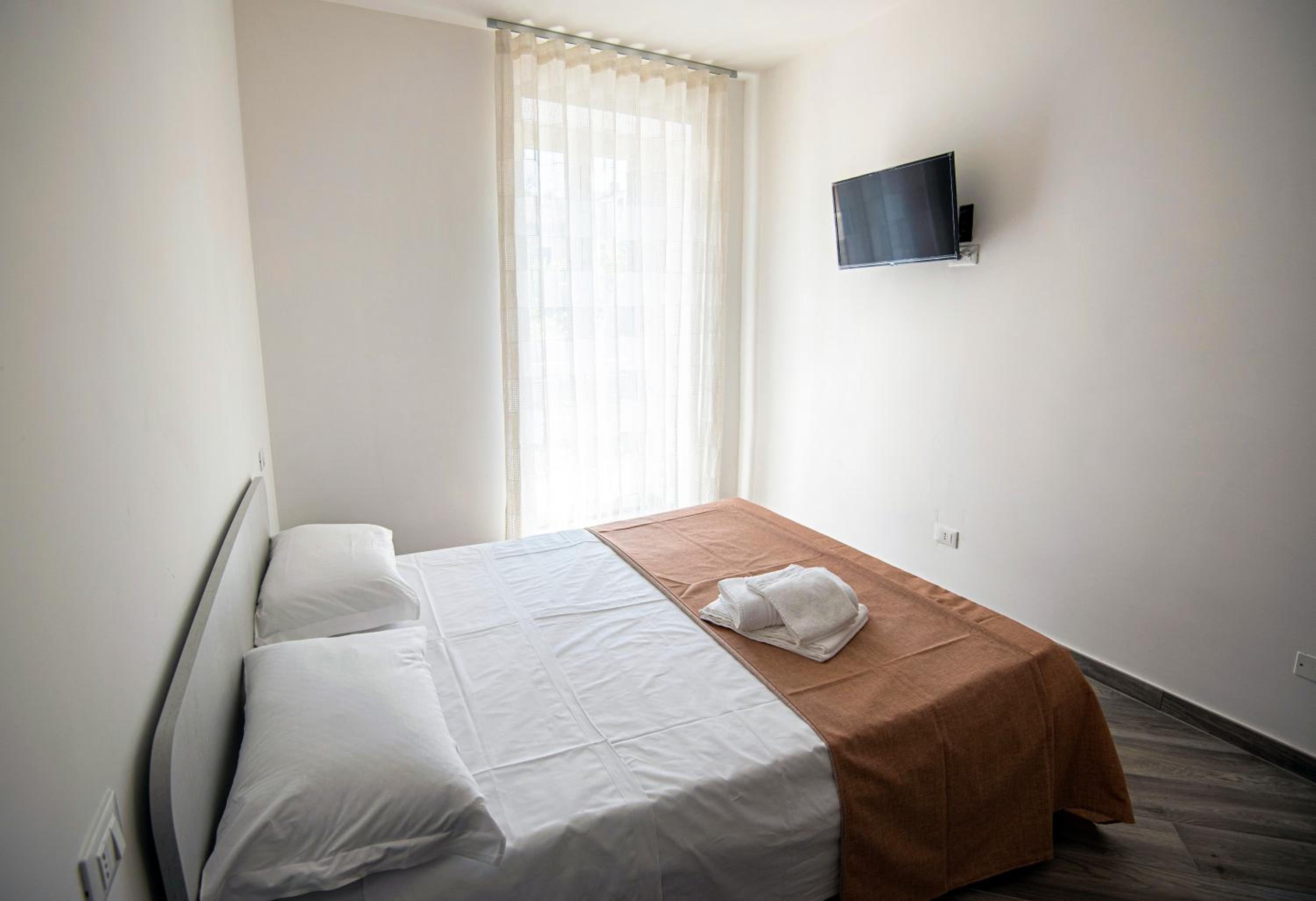 Large Double Room - Photo 5