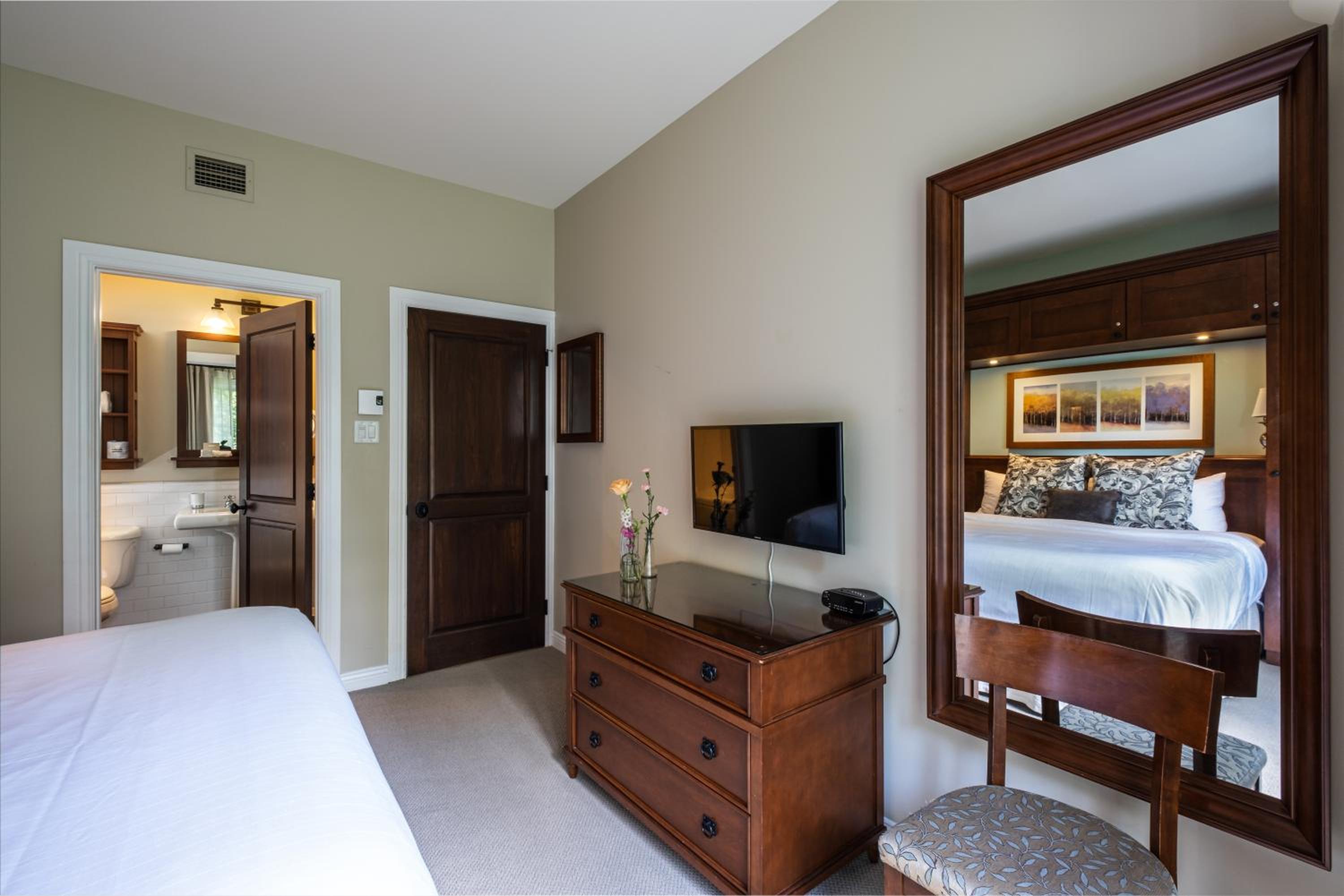 Two-Bedroom Family Suite - Photo 8