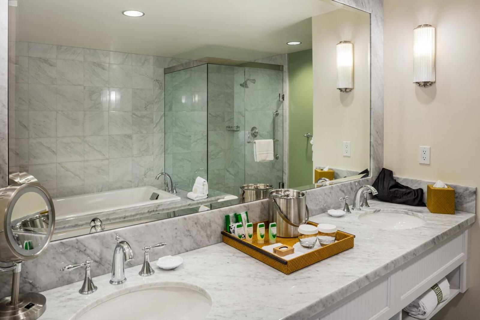 One Bedroom Suite with Ocean View - Photo 2