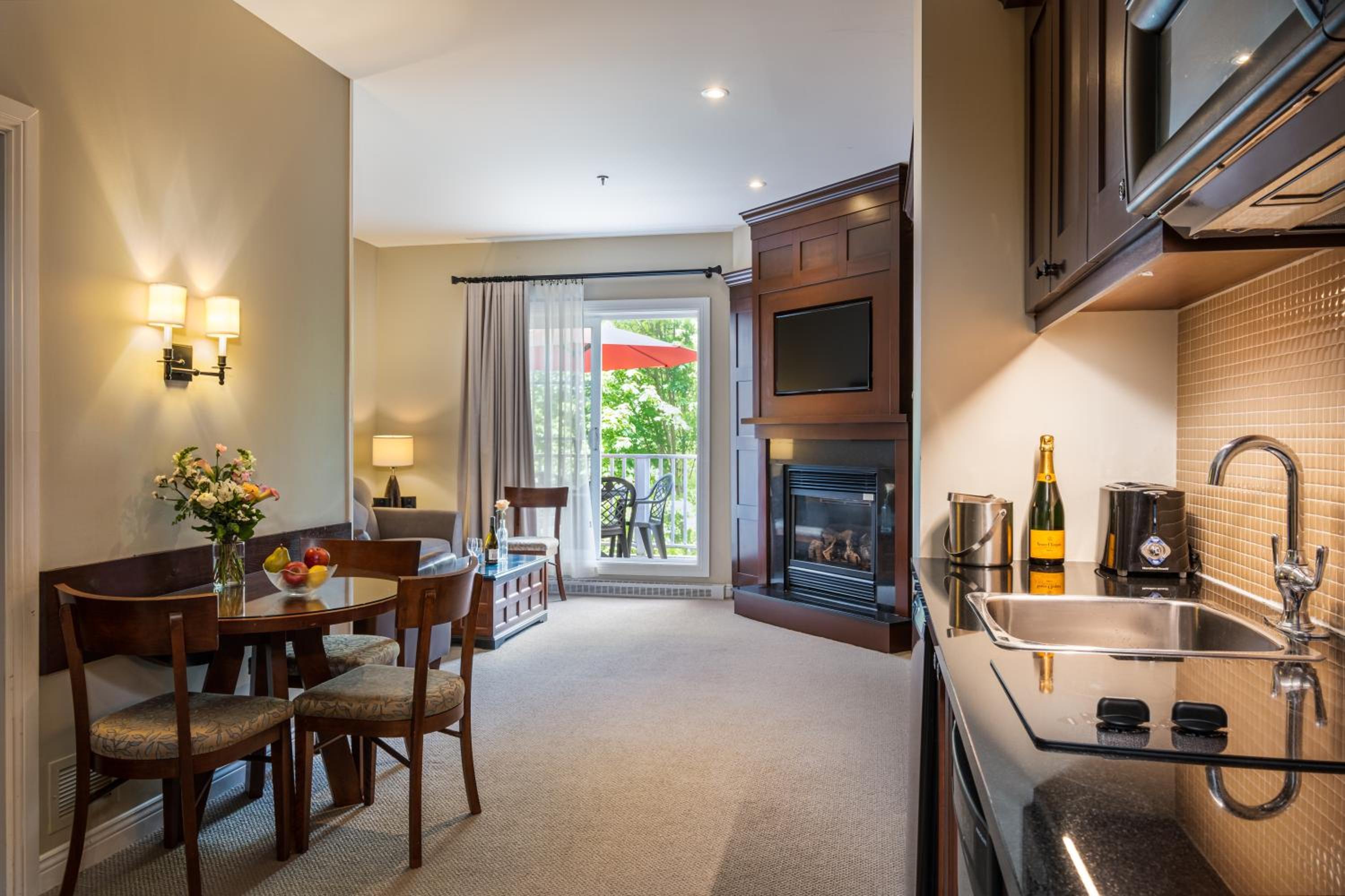 One-Bedroom Family Suite - Photo 8