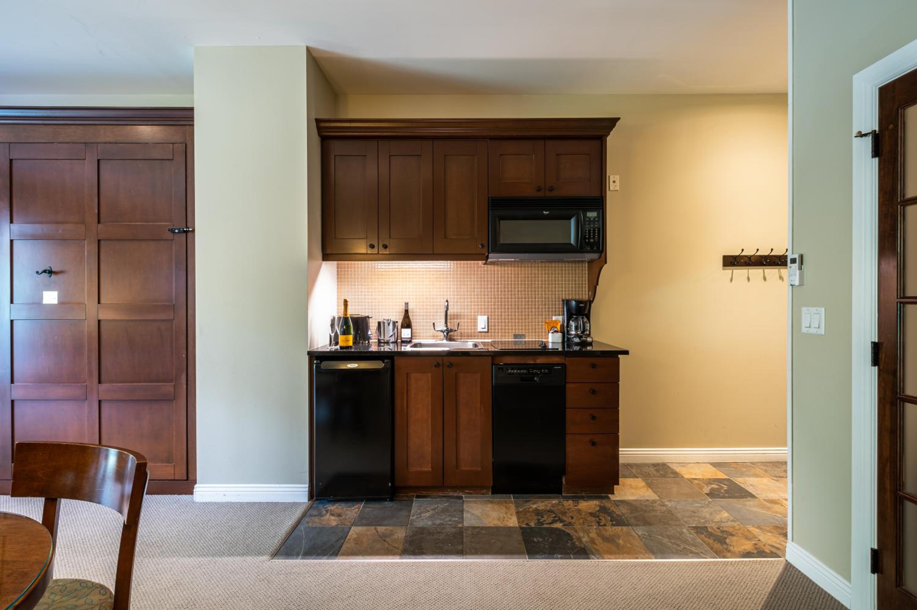 One-Bedroom Family Suite - Photo 14