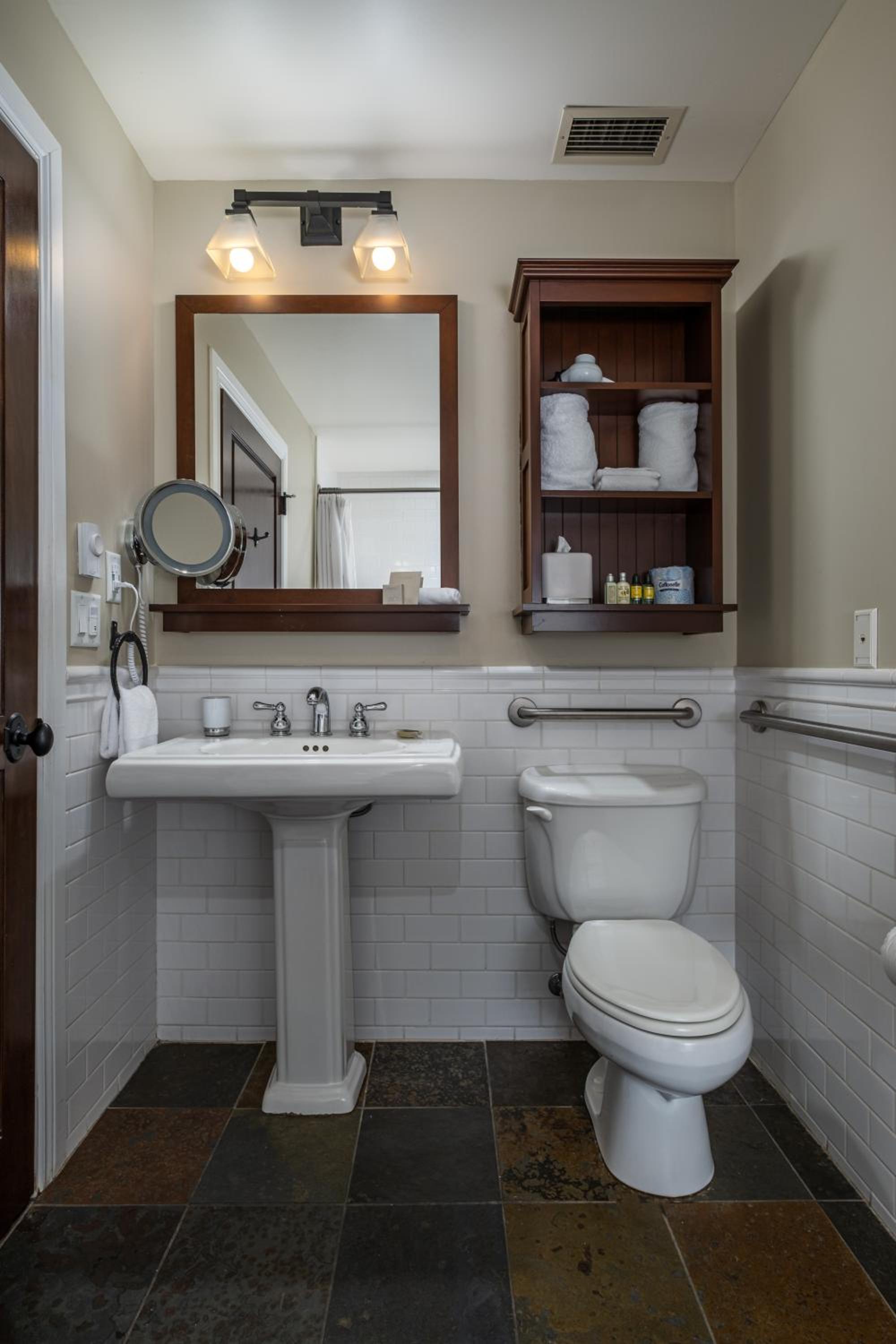 One-Bedroom Family Suite - Photo 9