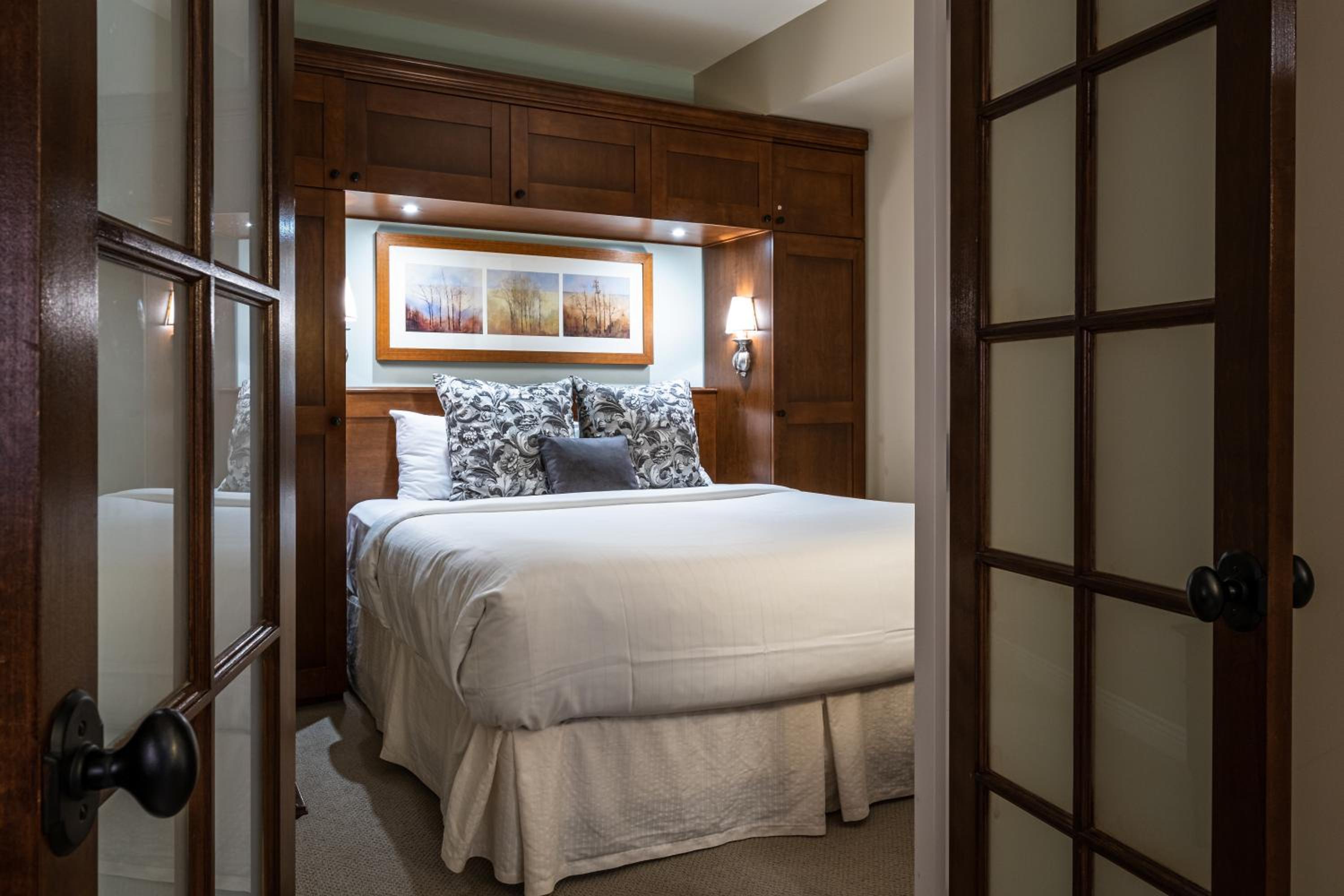 One-Bedroom Family Suite - Photo 2