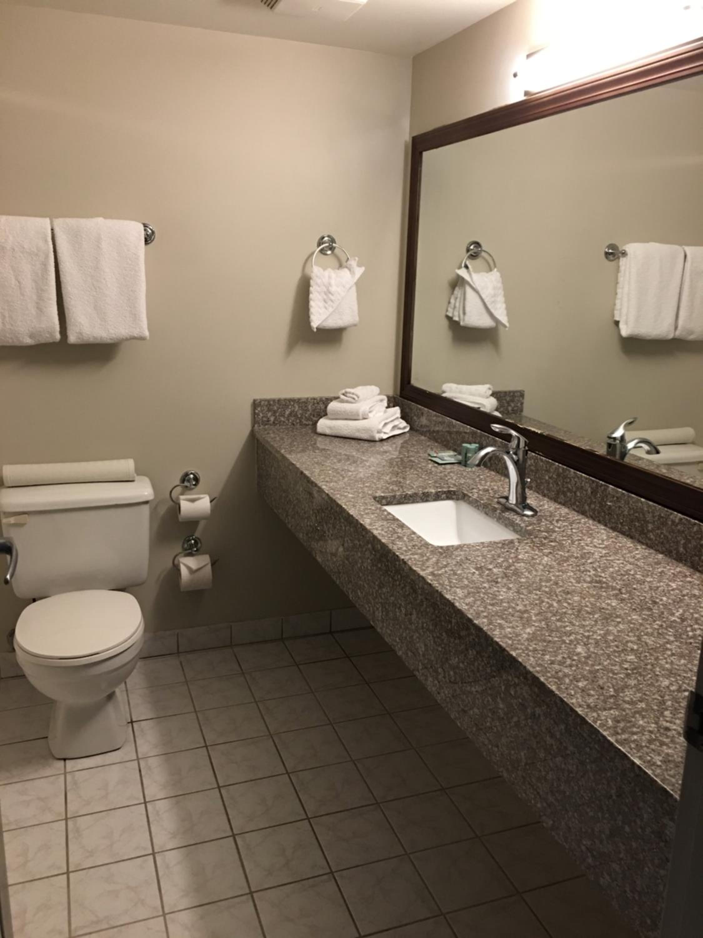 Queen Room with Kitchenette - Non-Smoking photo 3