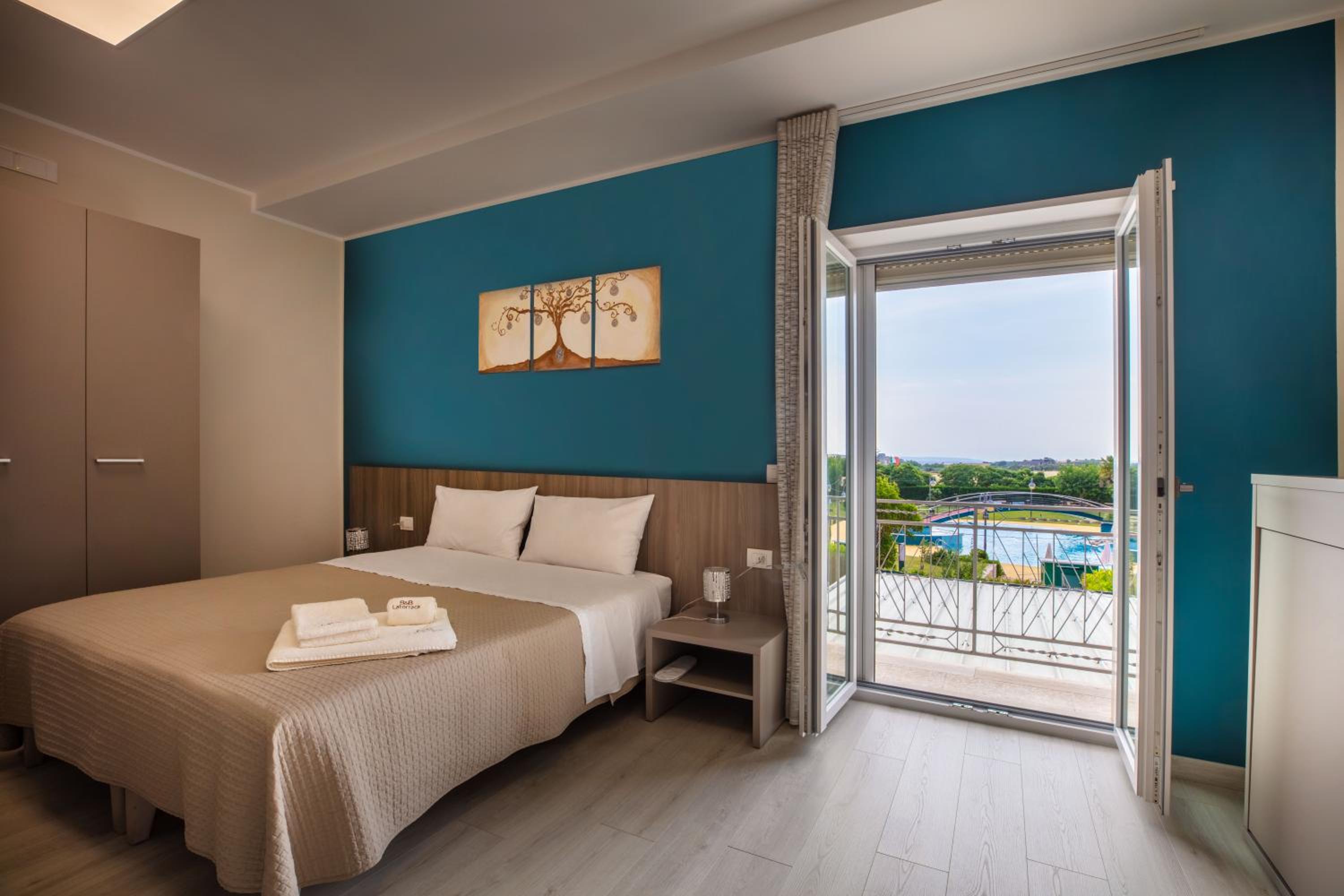 Large Double Room - Photo 1