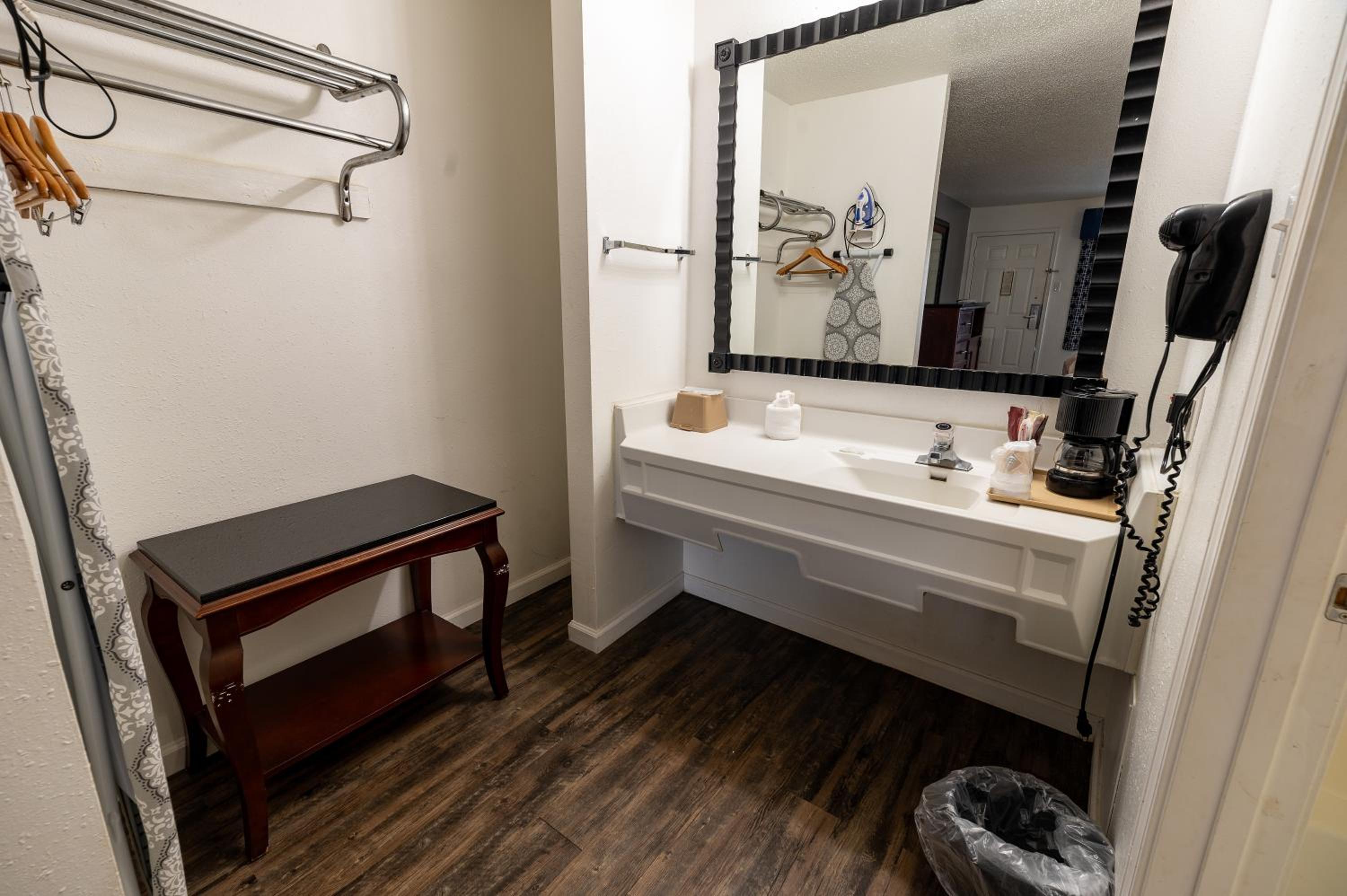 Standard King Room - Photo 2