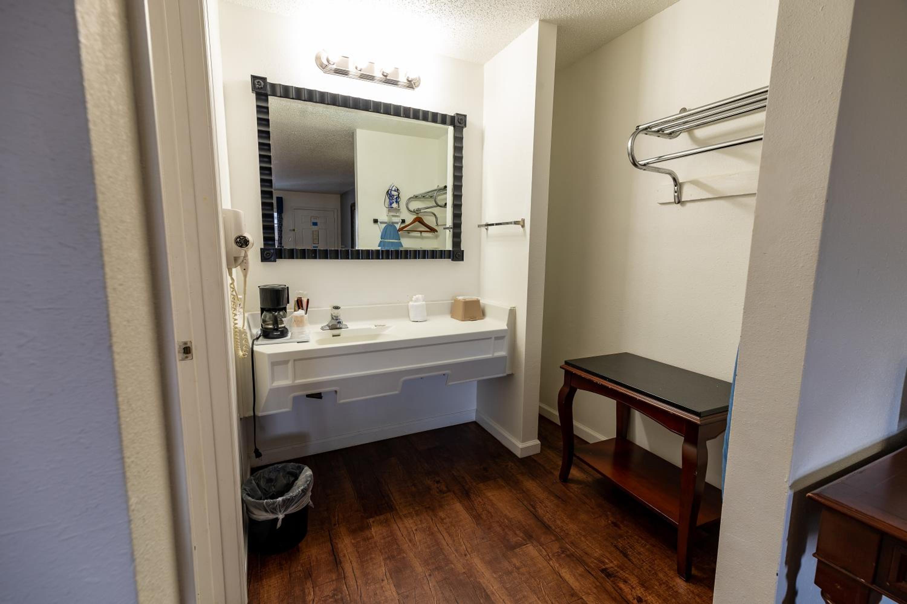 Standard King Room - Photo 5
