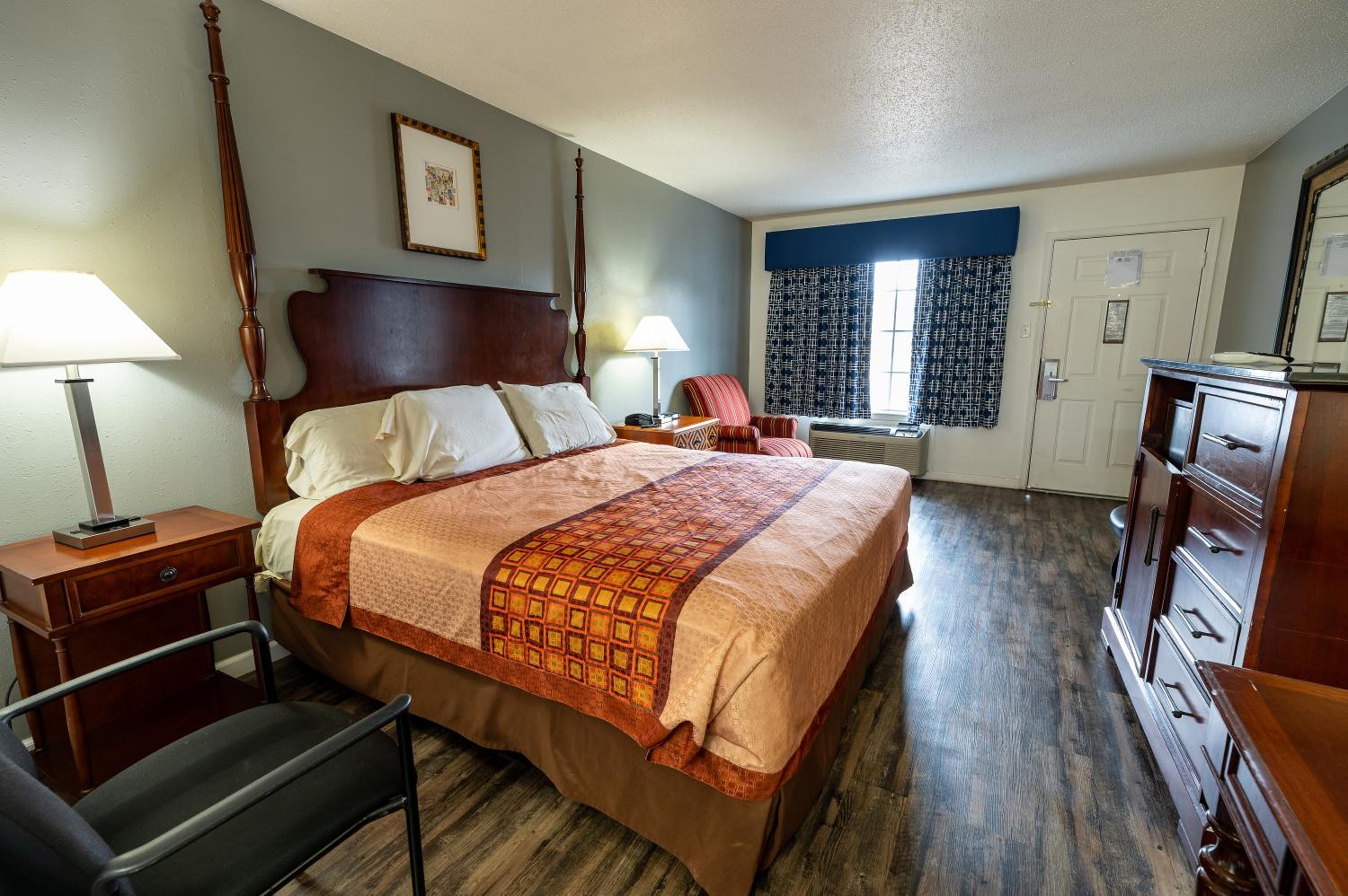 Standard King Room - Photo 11