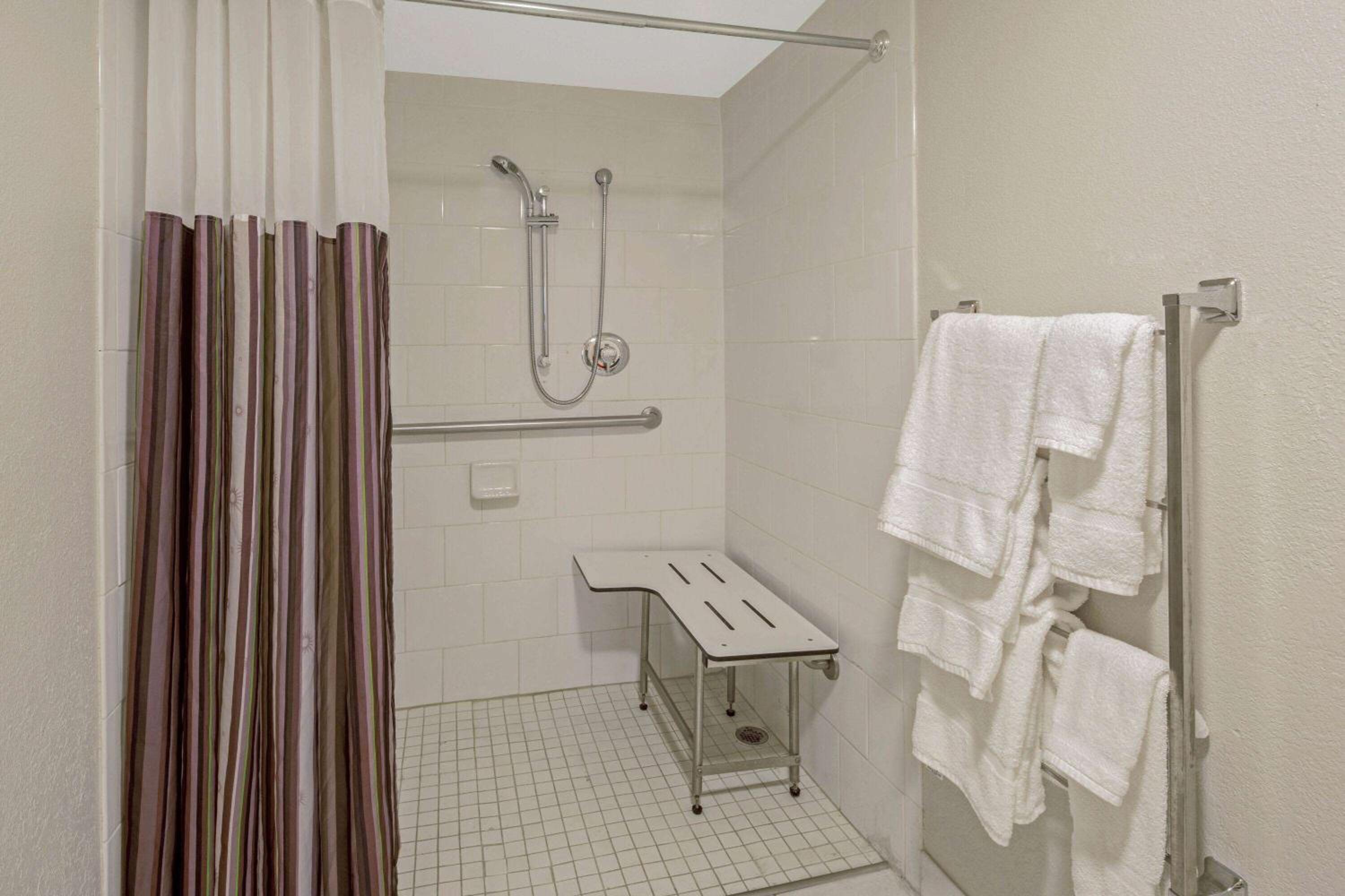 Queen Room - Disability Access - Photo 2