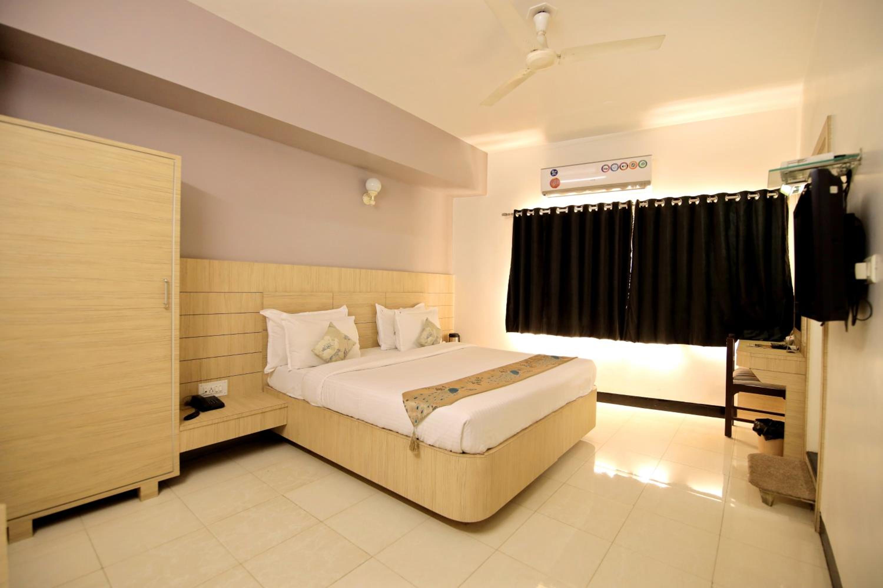 Deluxe Double or Twin Room - Photo 12