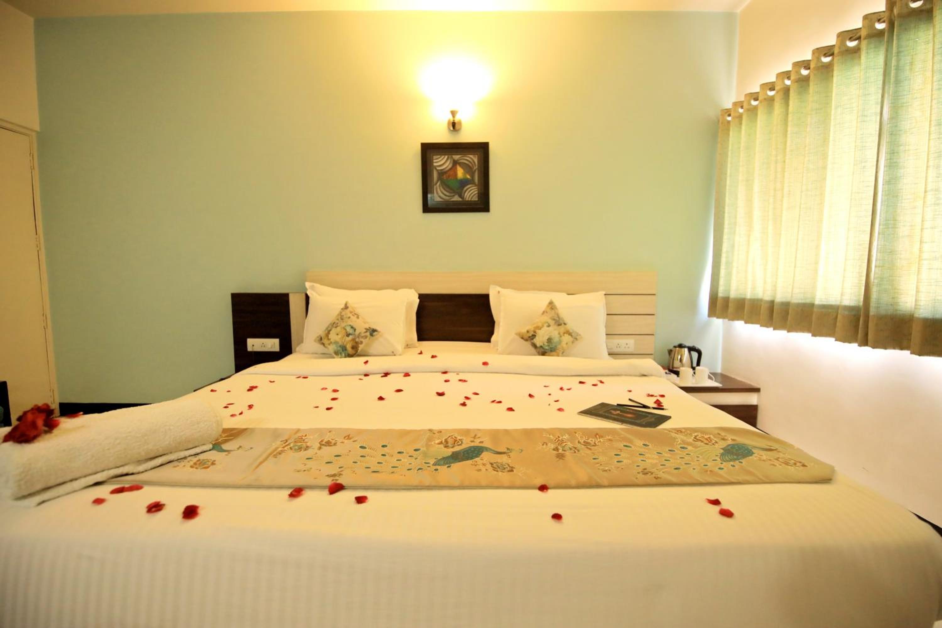 Deluxe Double or Twin Room - Photo 8