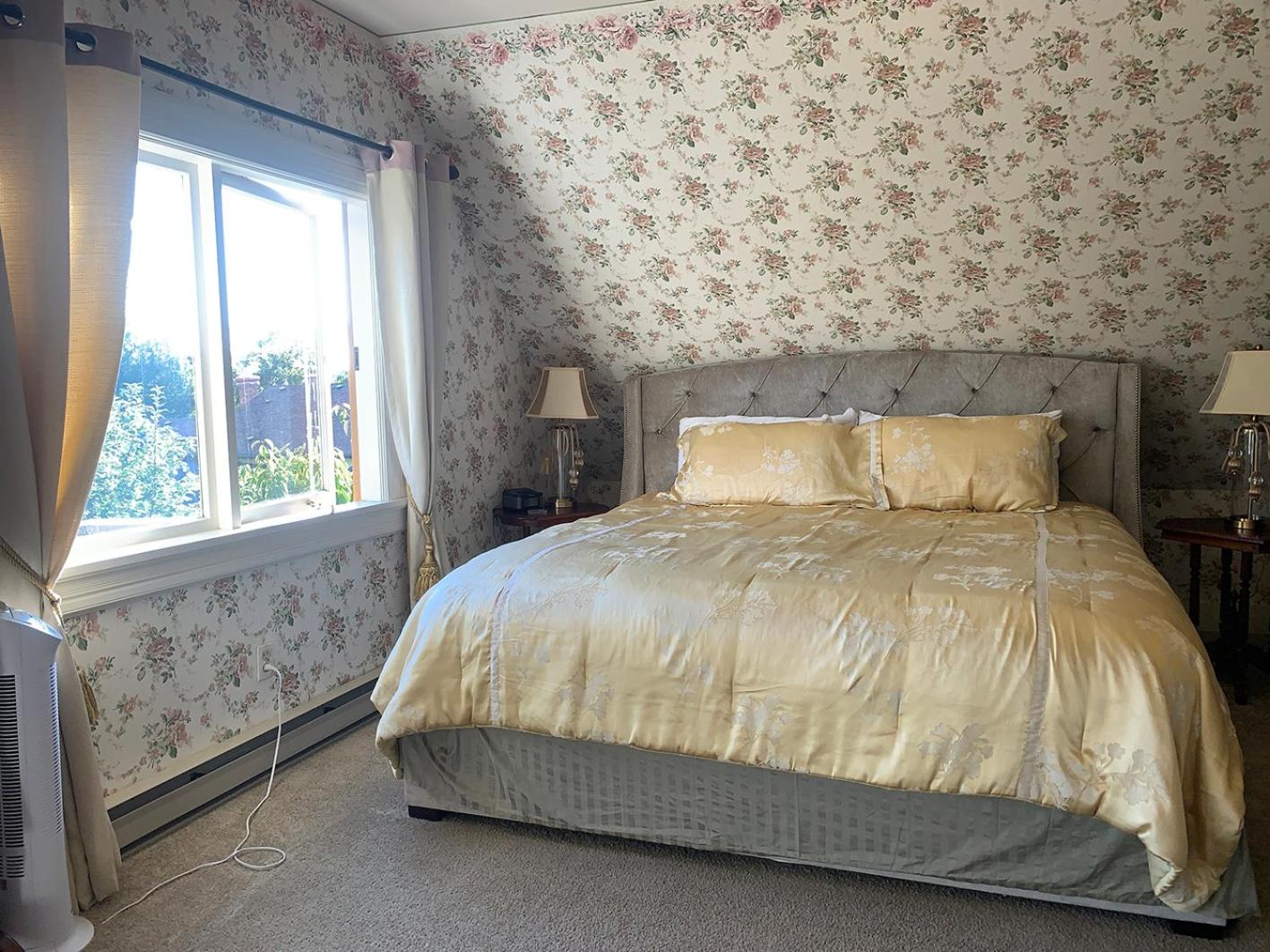King Room with Balcony - Photo 7