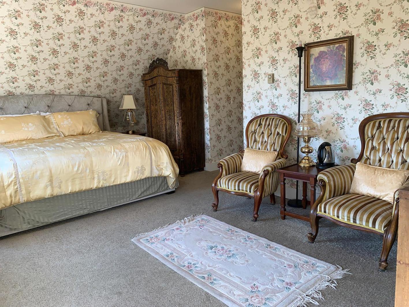 King Room with Balcony - Photo 8