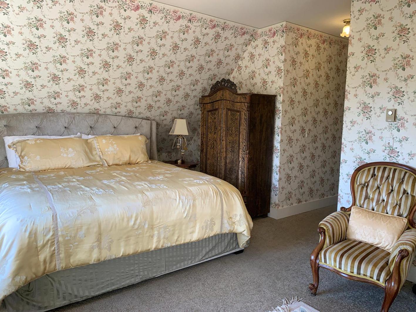 King Room with Balcony - Photo 11