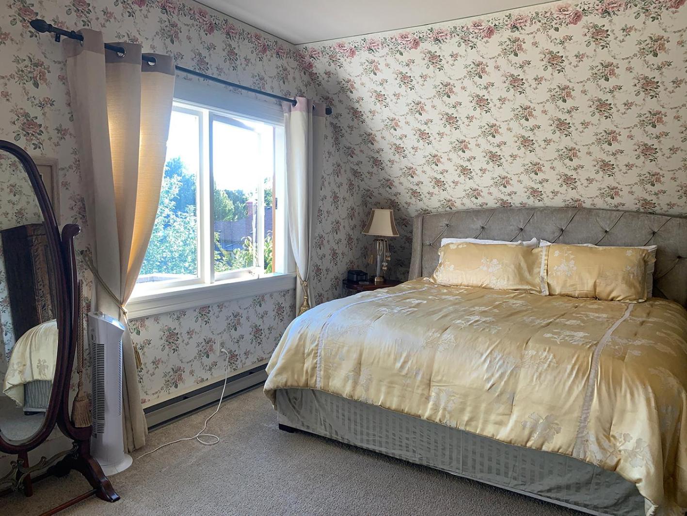 King Room with Balcony - Photo 12