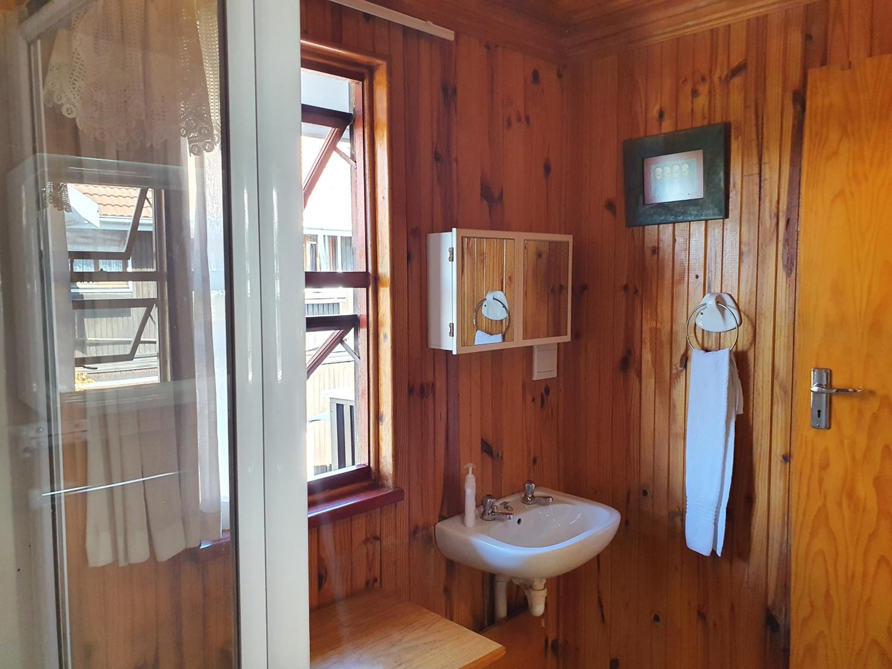 Budget Double Room - Photo 7