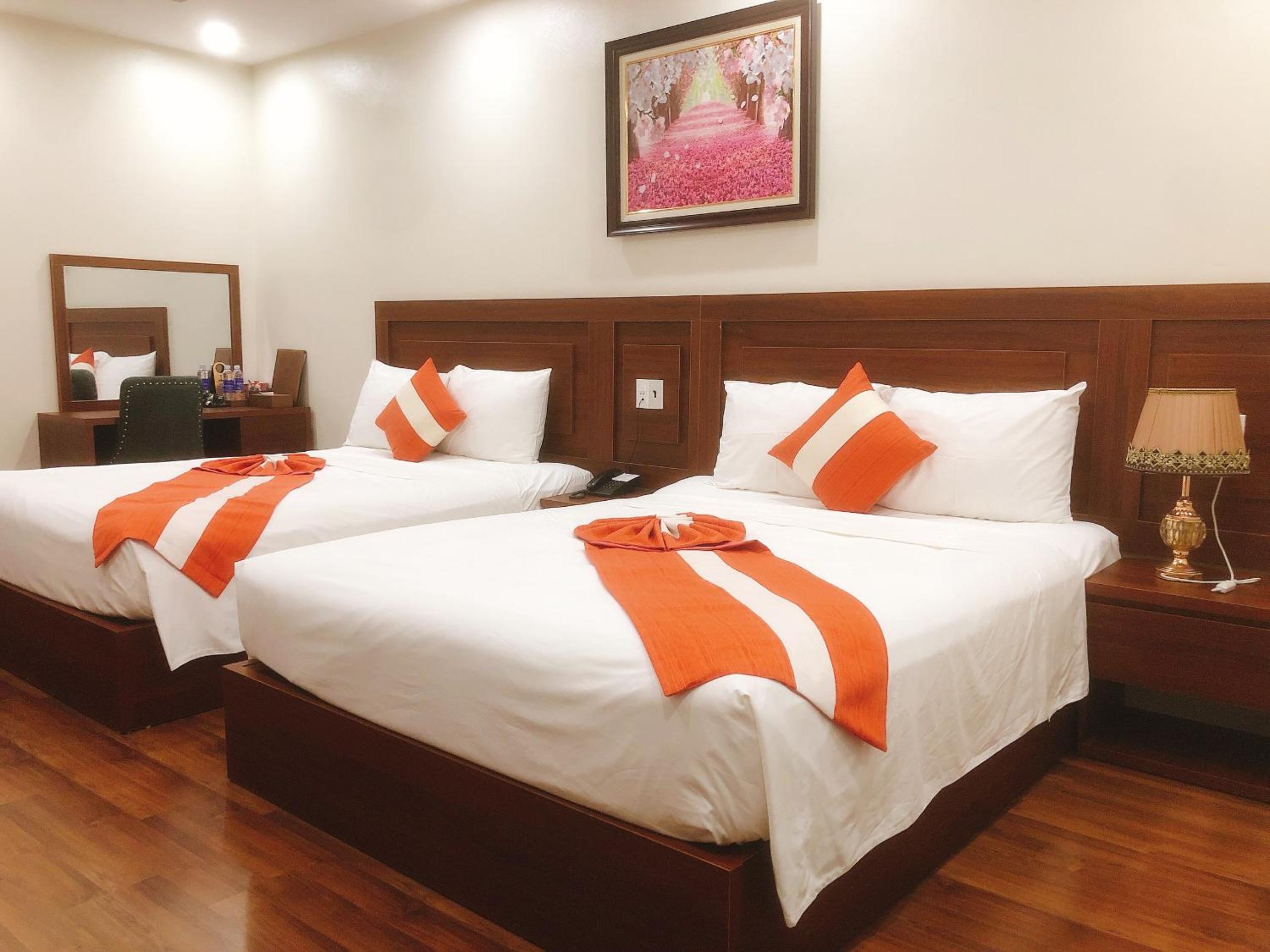 Standard Queen Room with Two Queen Beds - Photo 7