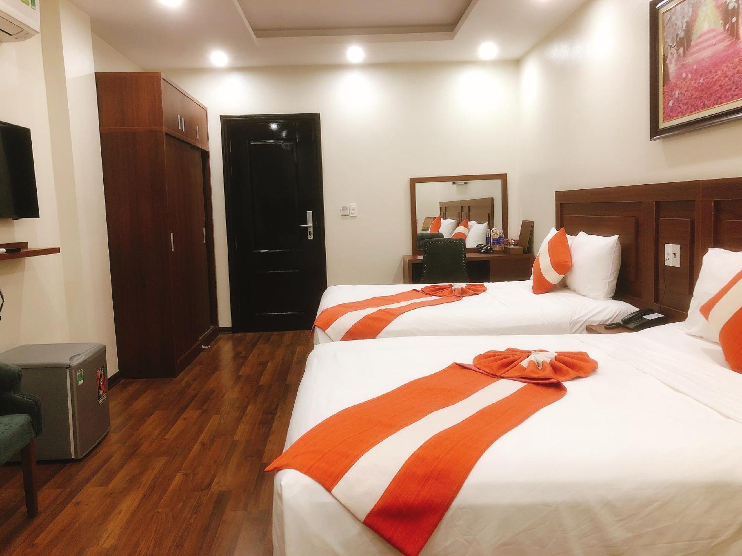 Standard Queen Room with Two Queen Beds - Photo 4