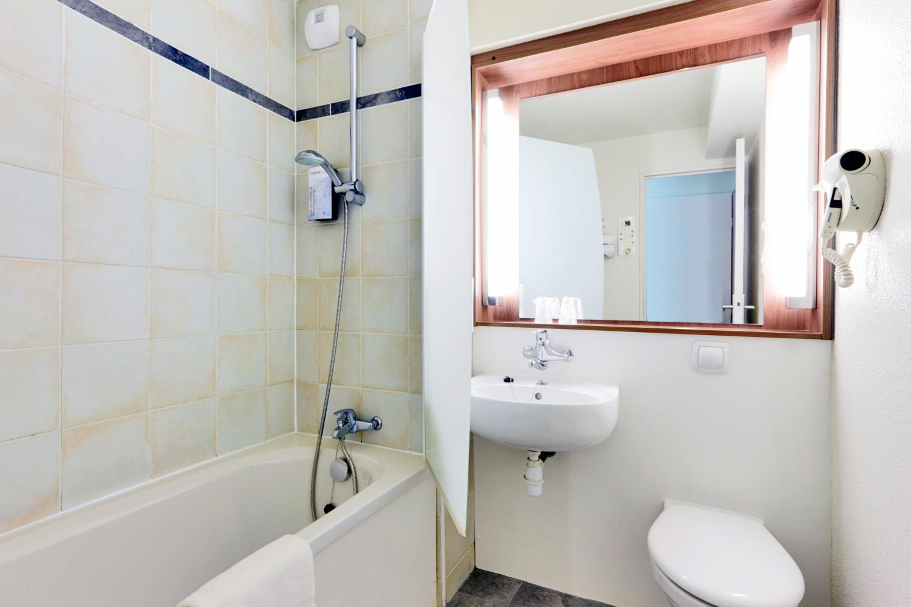 Triple Room with 3 Single Bed (3 Adults) photo 2