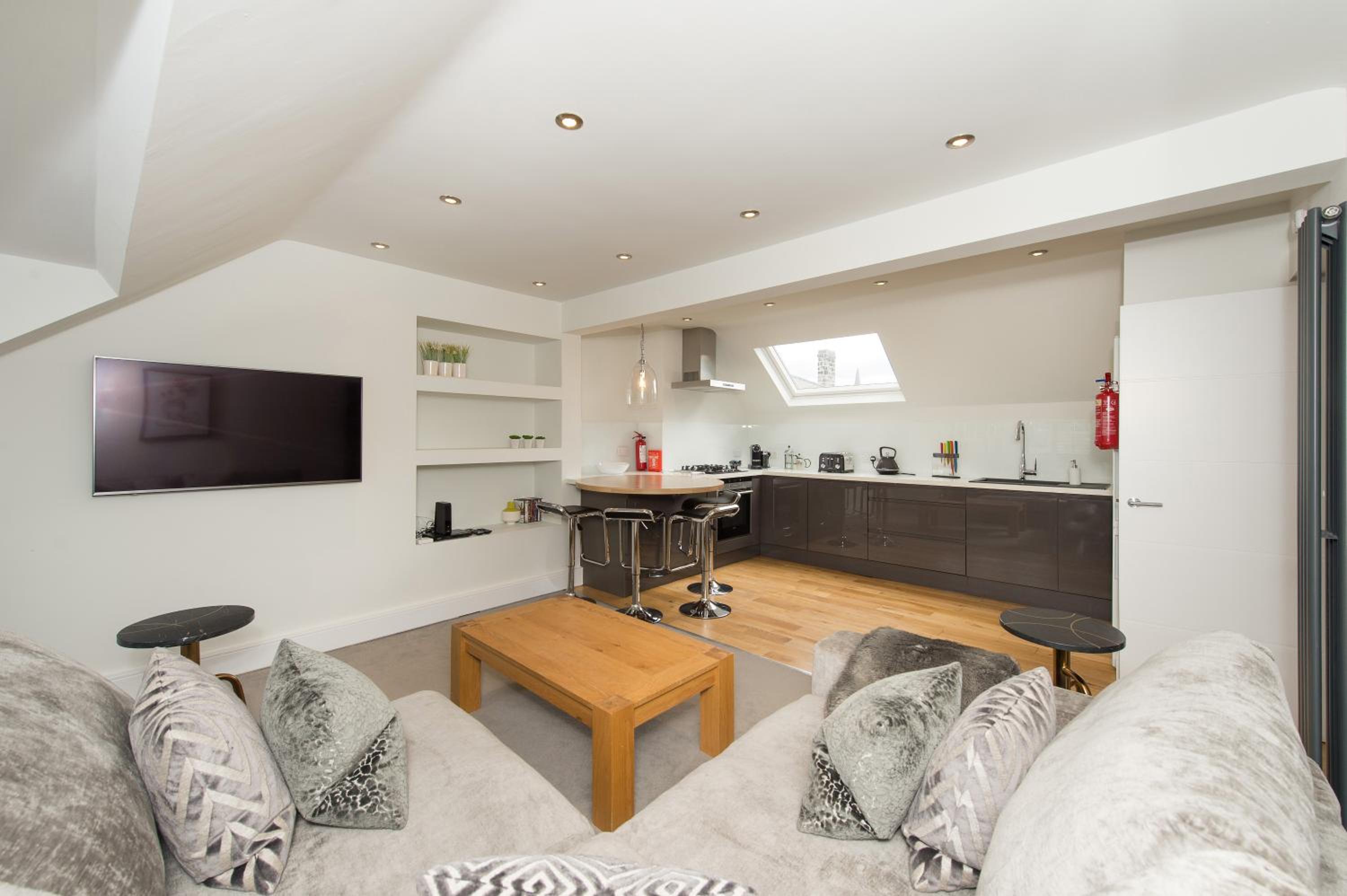 Luxury Two-Bedroom Apartment - Rooftops photo 2