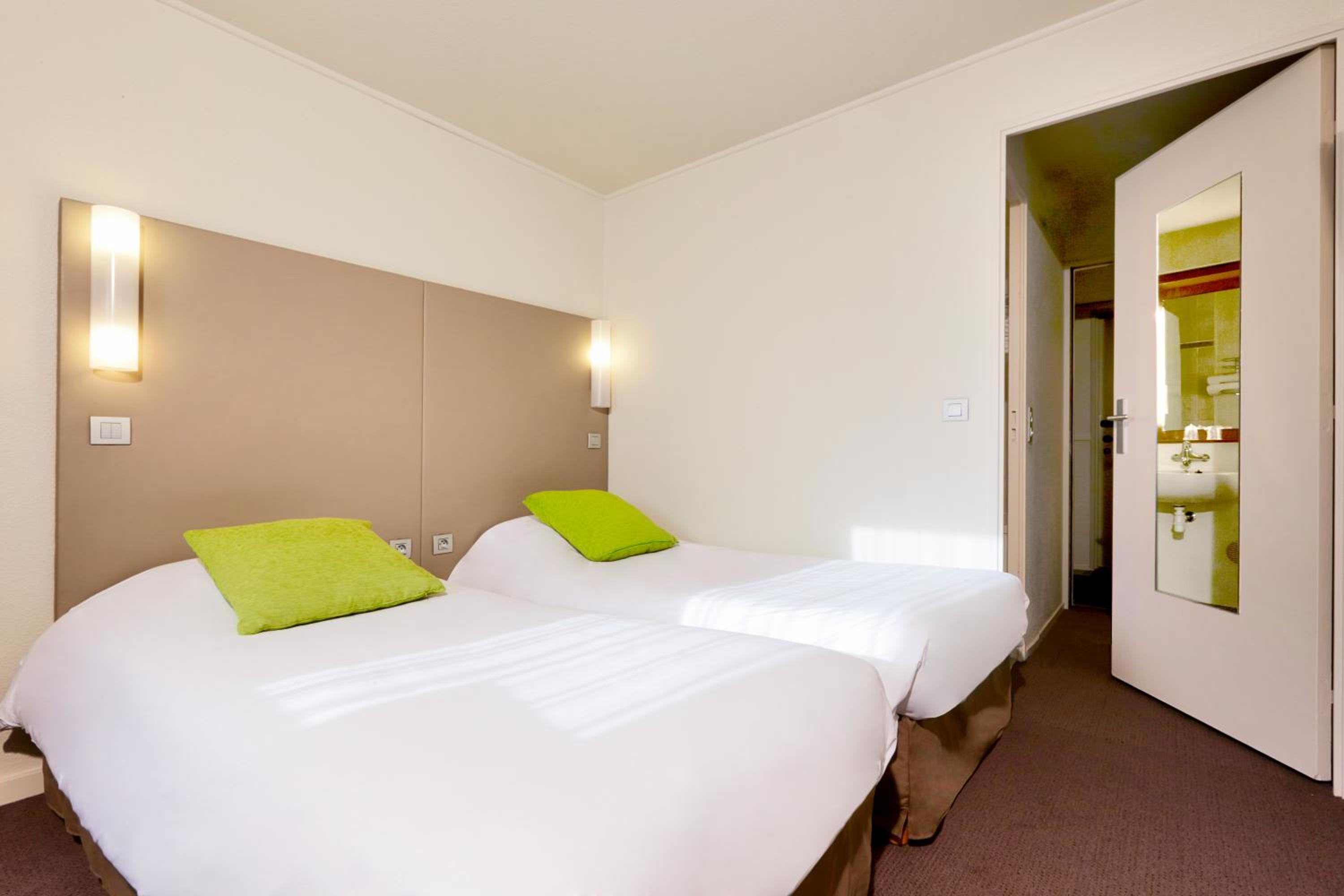 Standard Queen Room with One Queen Bed, One Sofa Bed and One Bunk Bed photo 3