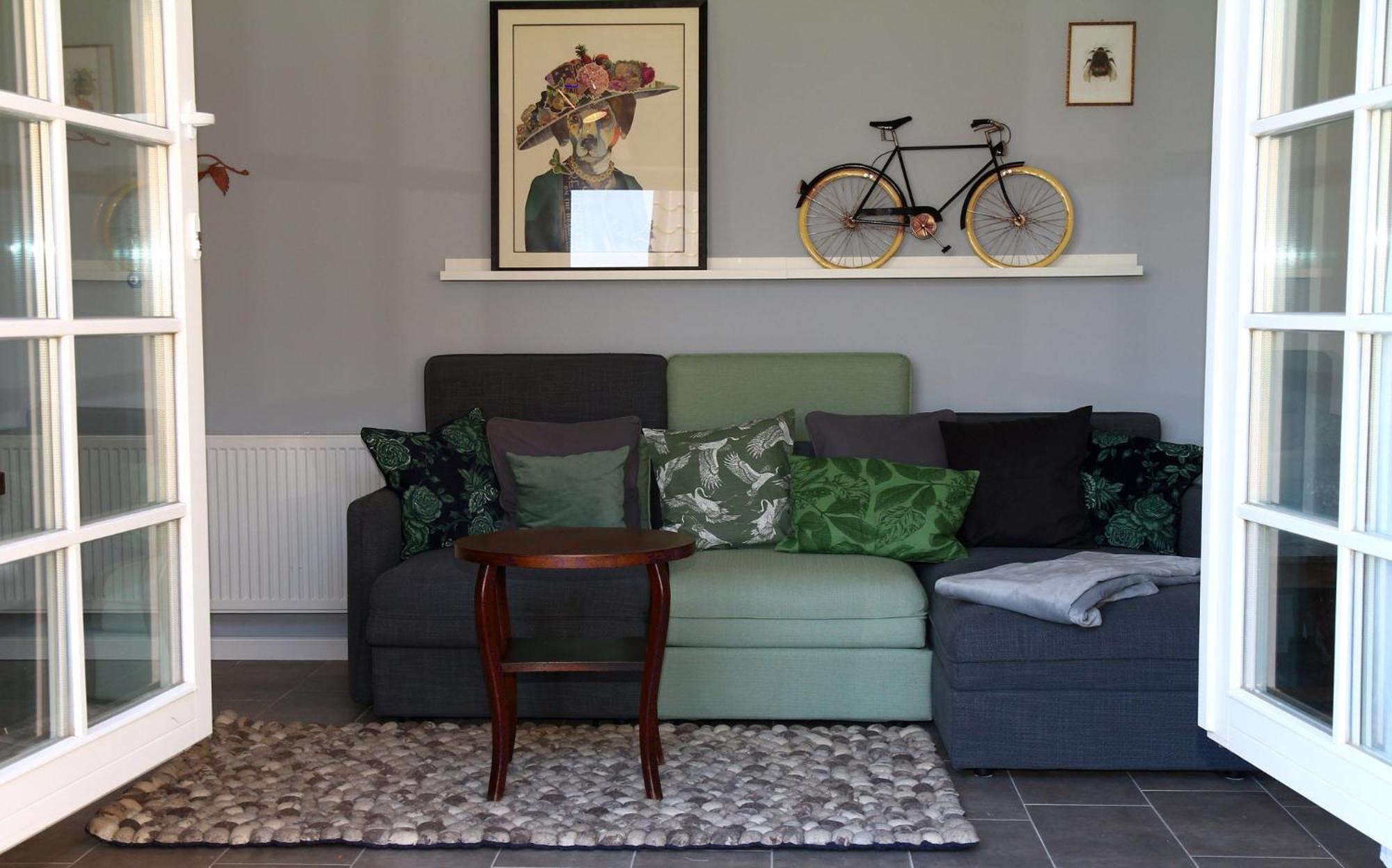 One-Bedroom Apartment photo 1