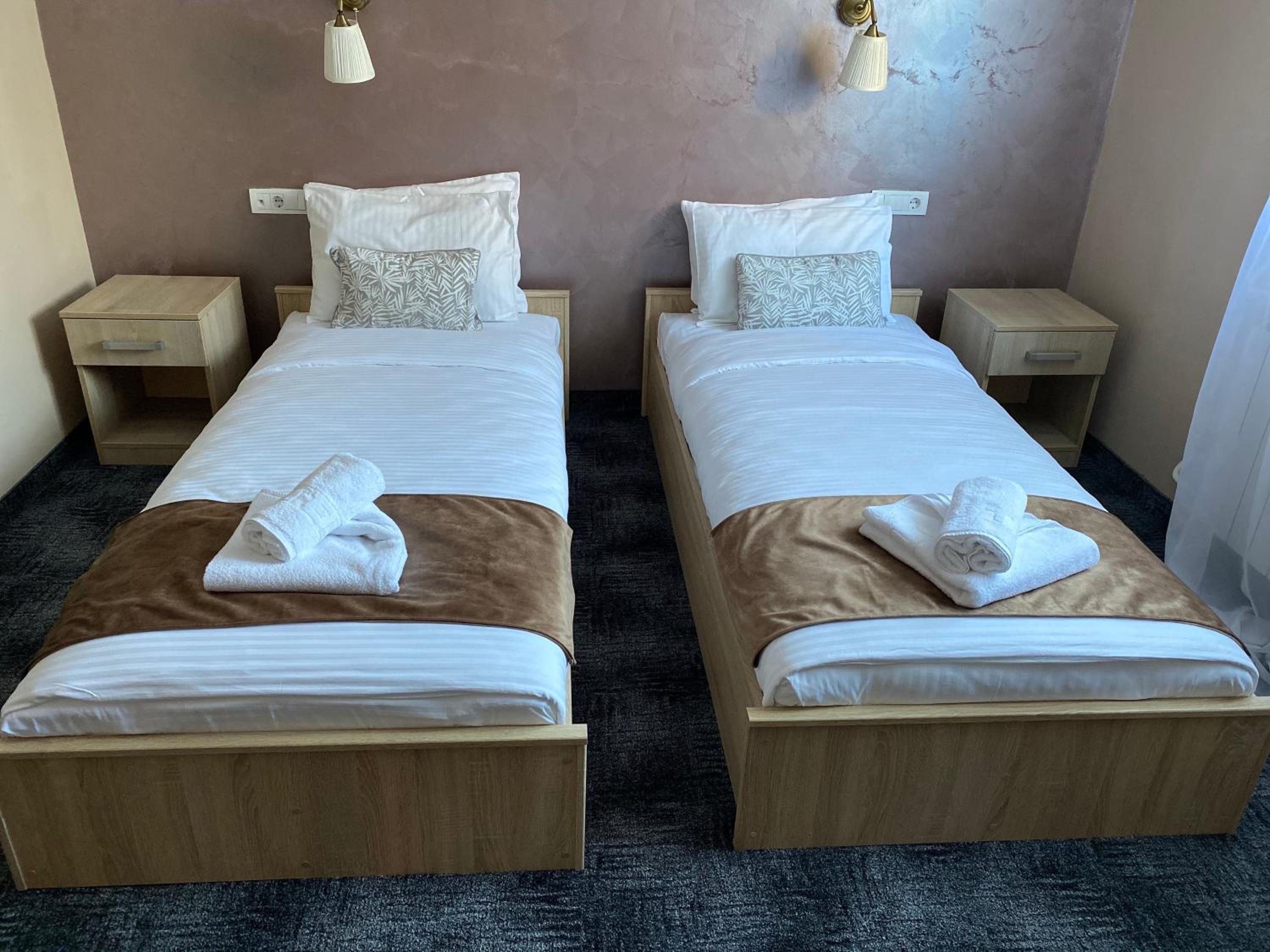 Double or Twin Room with Private Bathroom - Photo 4