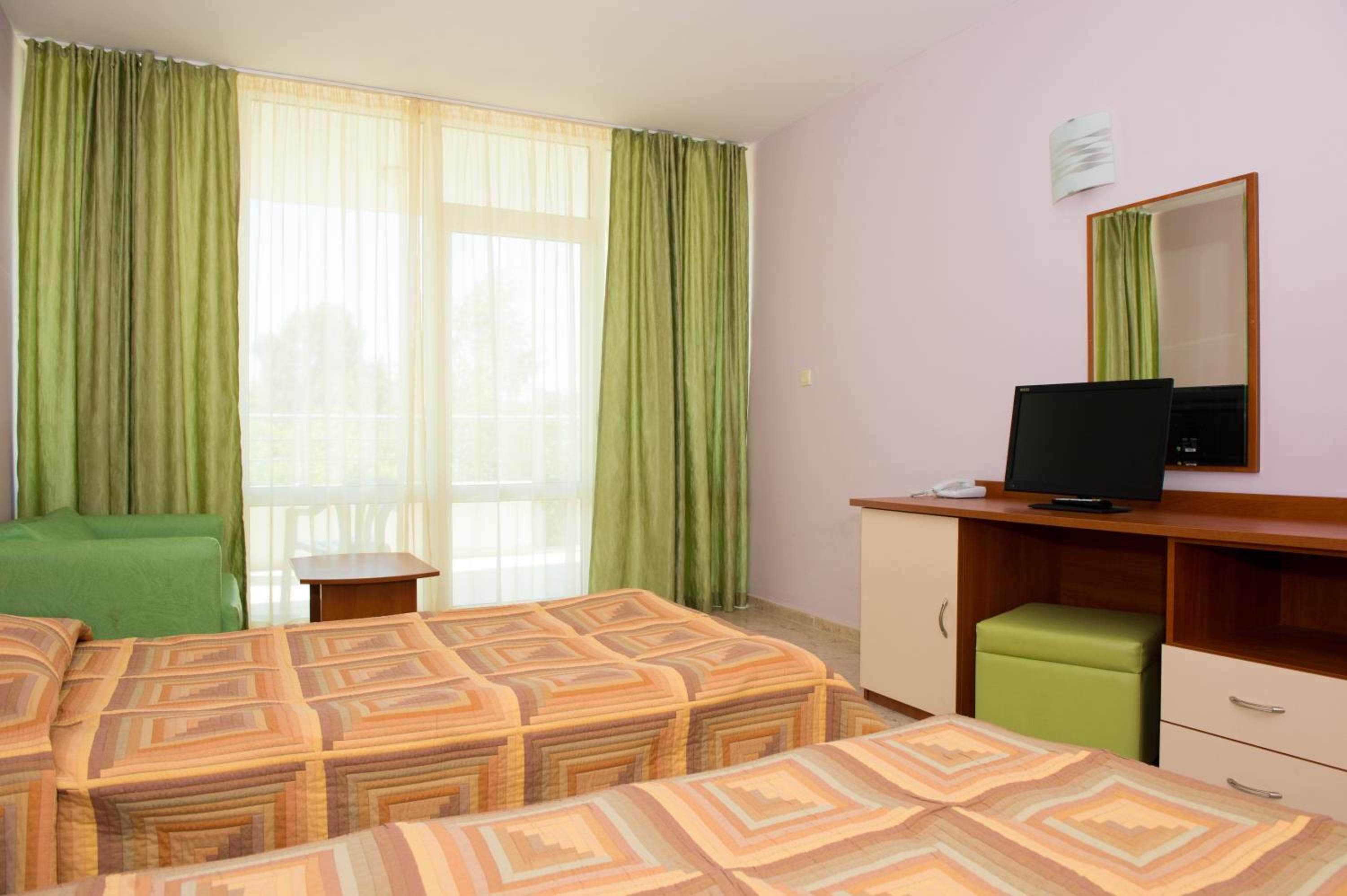 Family Room (2 Adults + 2 Children) - Photo 4