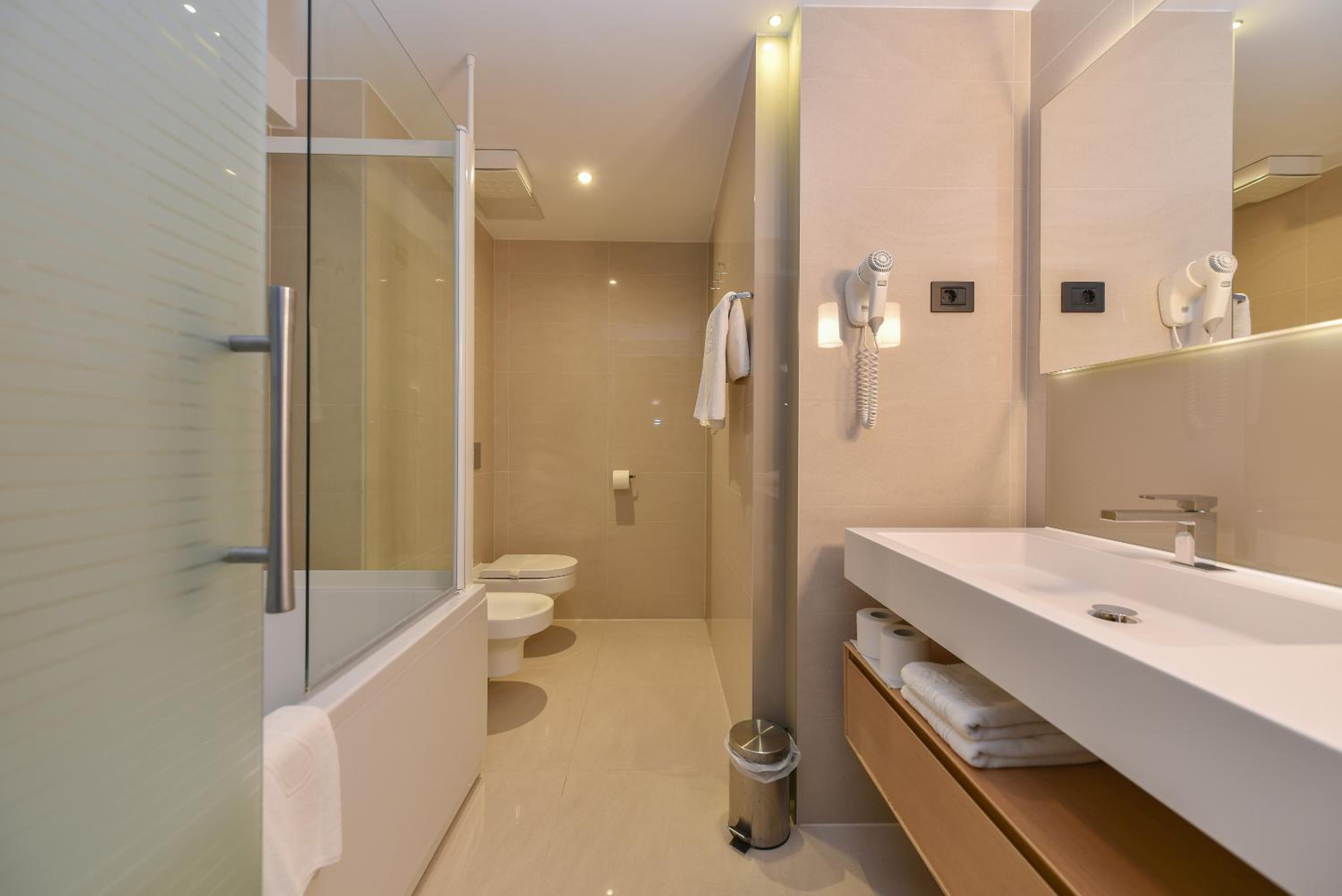 Double Room with Sea View - Photo 3