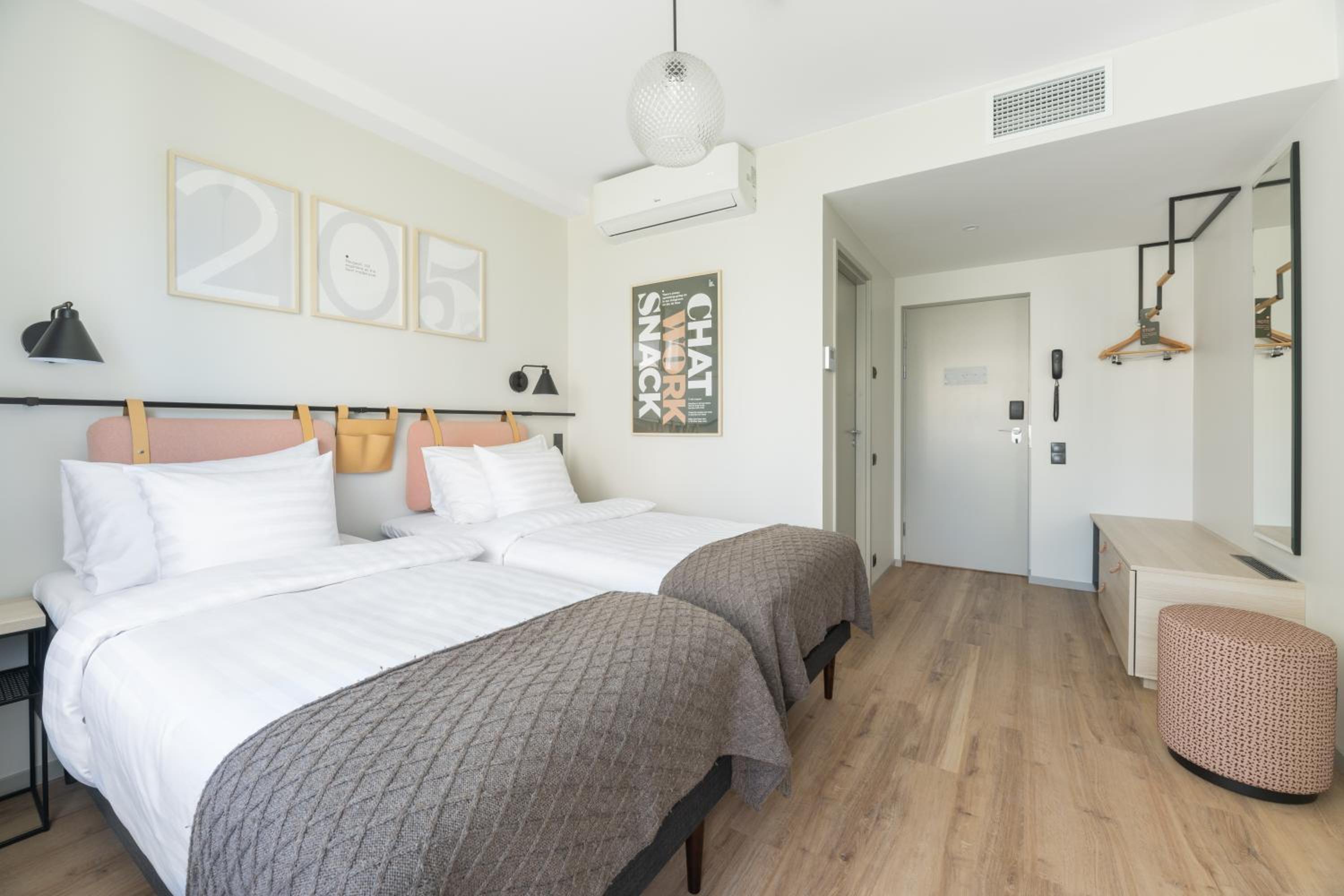 Classic Room With Two Single Beds - Photo 4