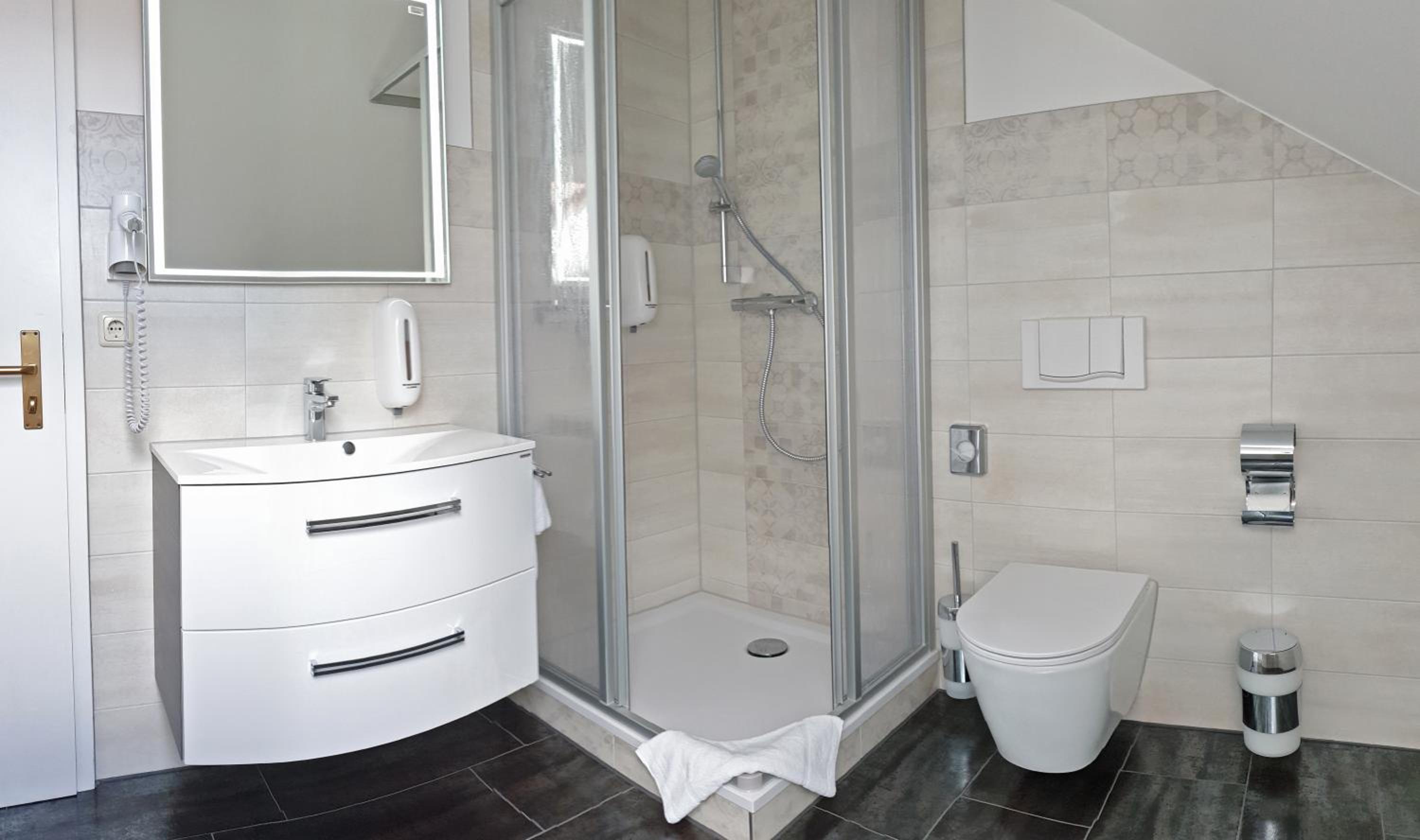 Suite - Photo 13